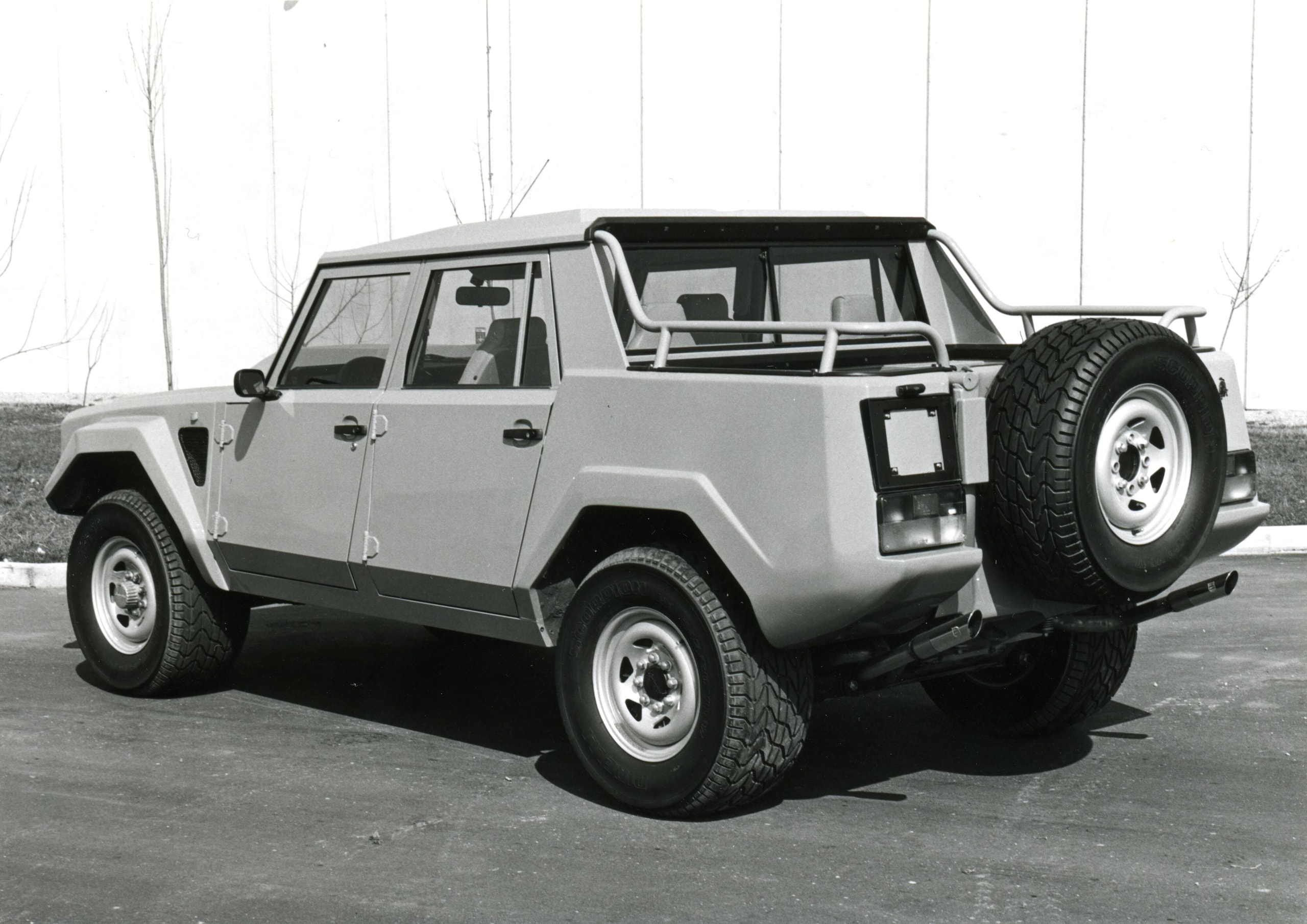 Lamborghini LM002, buon compleanno Rambo Lambo: il primo super Suv compie 40 anni