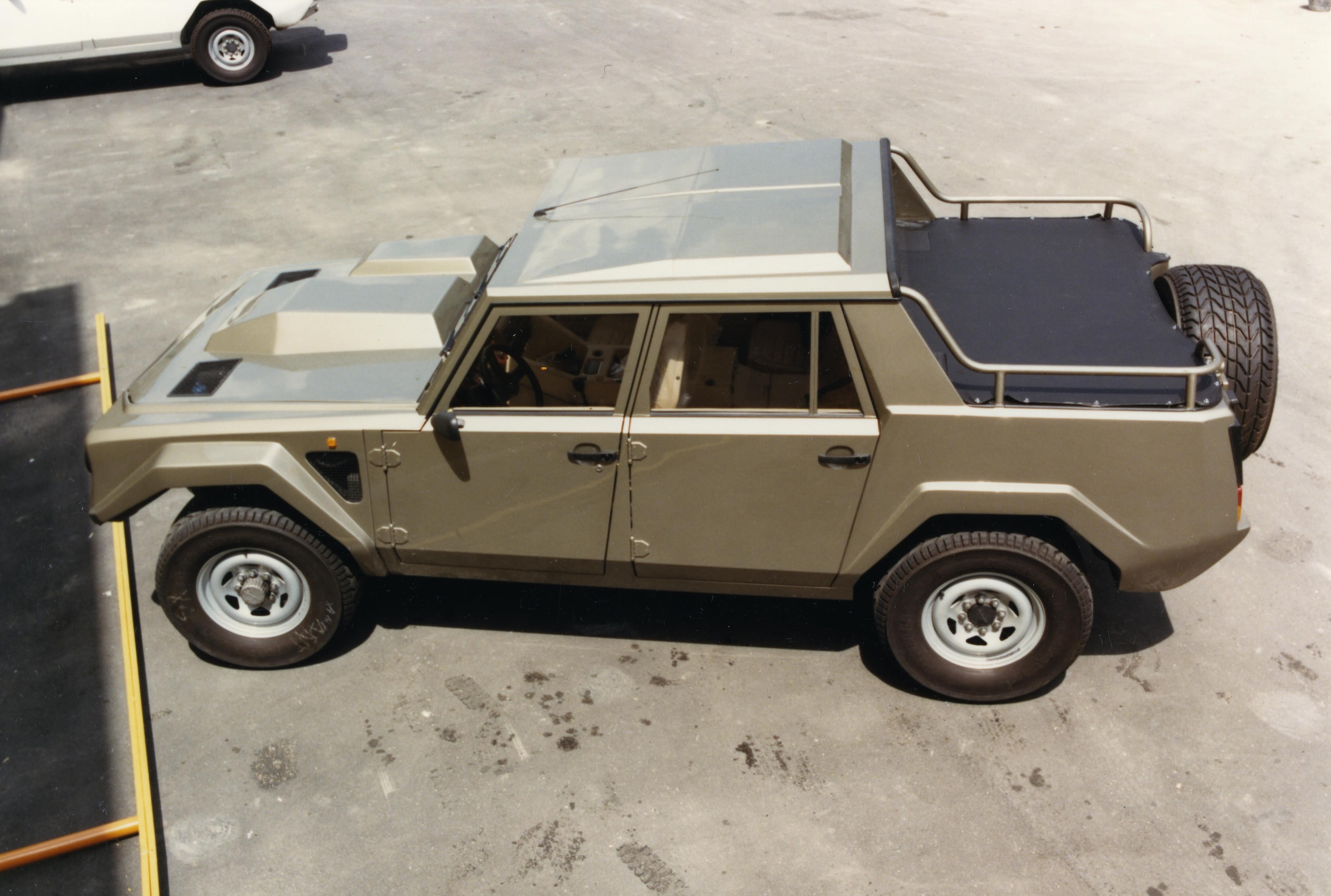 Lamborghini LM002, buon compleanno Rambo Lambo: il primo super Suv compie 40 anni