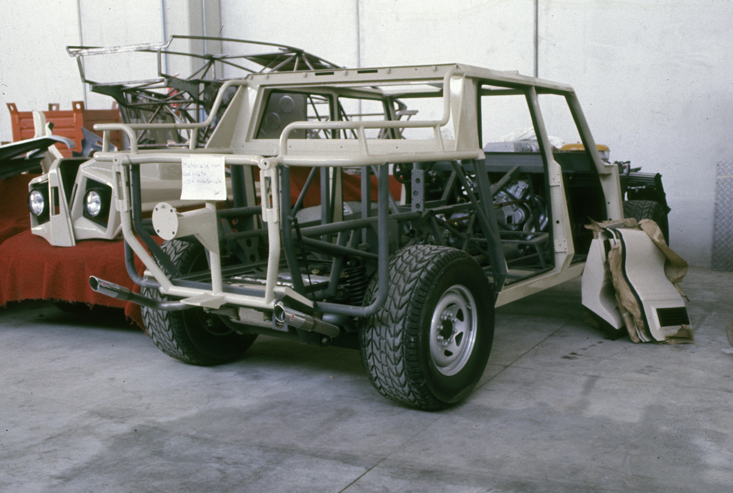Lamborghini LM002, buon compleanno Rambo Lambo: il primo super Suv compie 40 anni