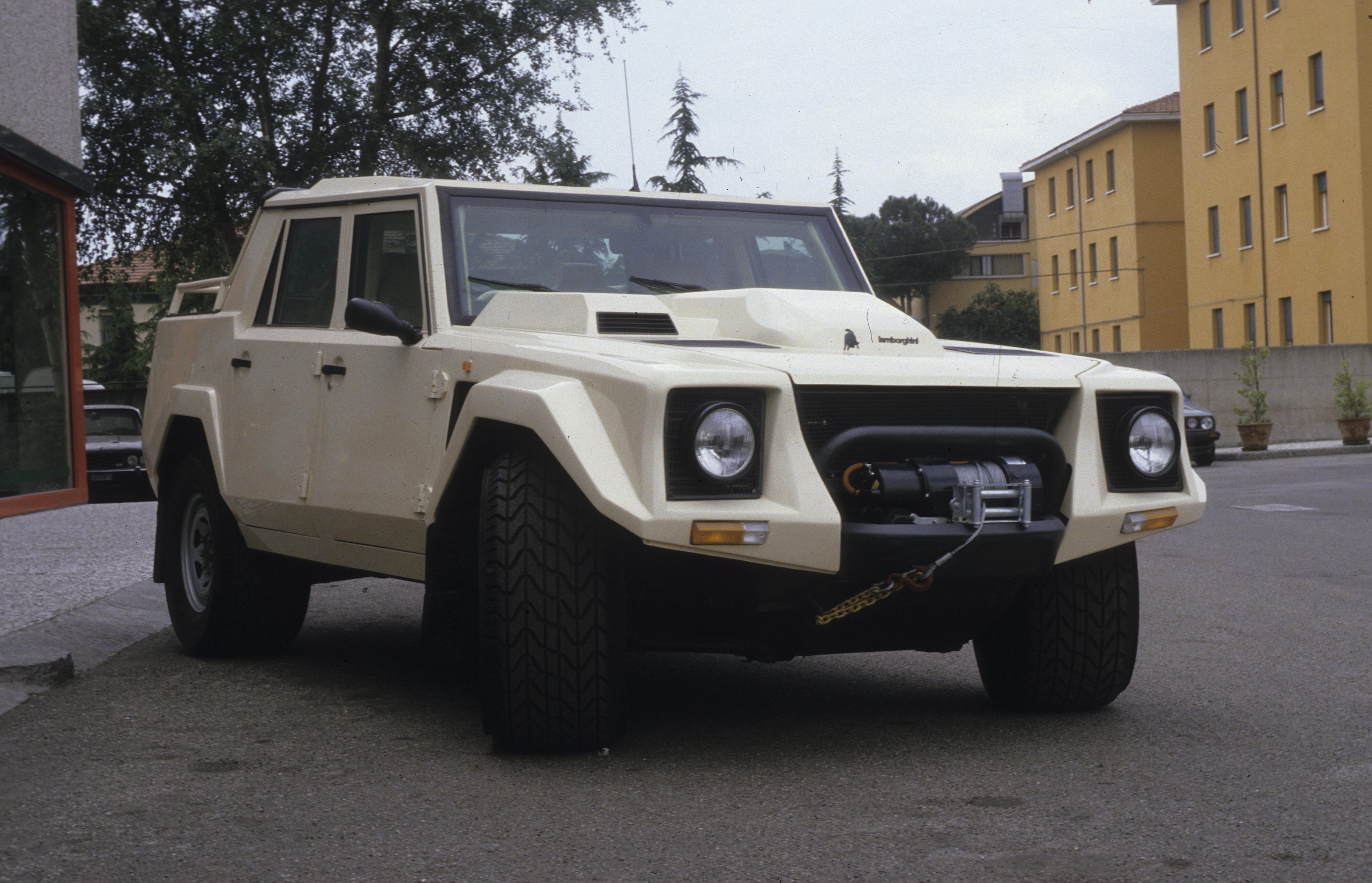 Lamborghini LM002, buon compleanno Rambo Lambo: il primo super Suv compie 40 anni