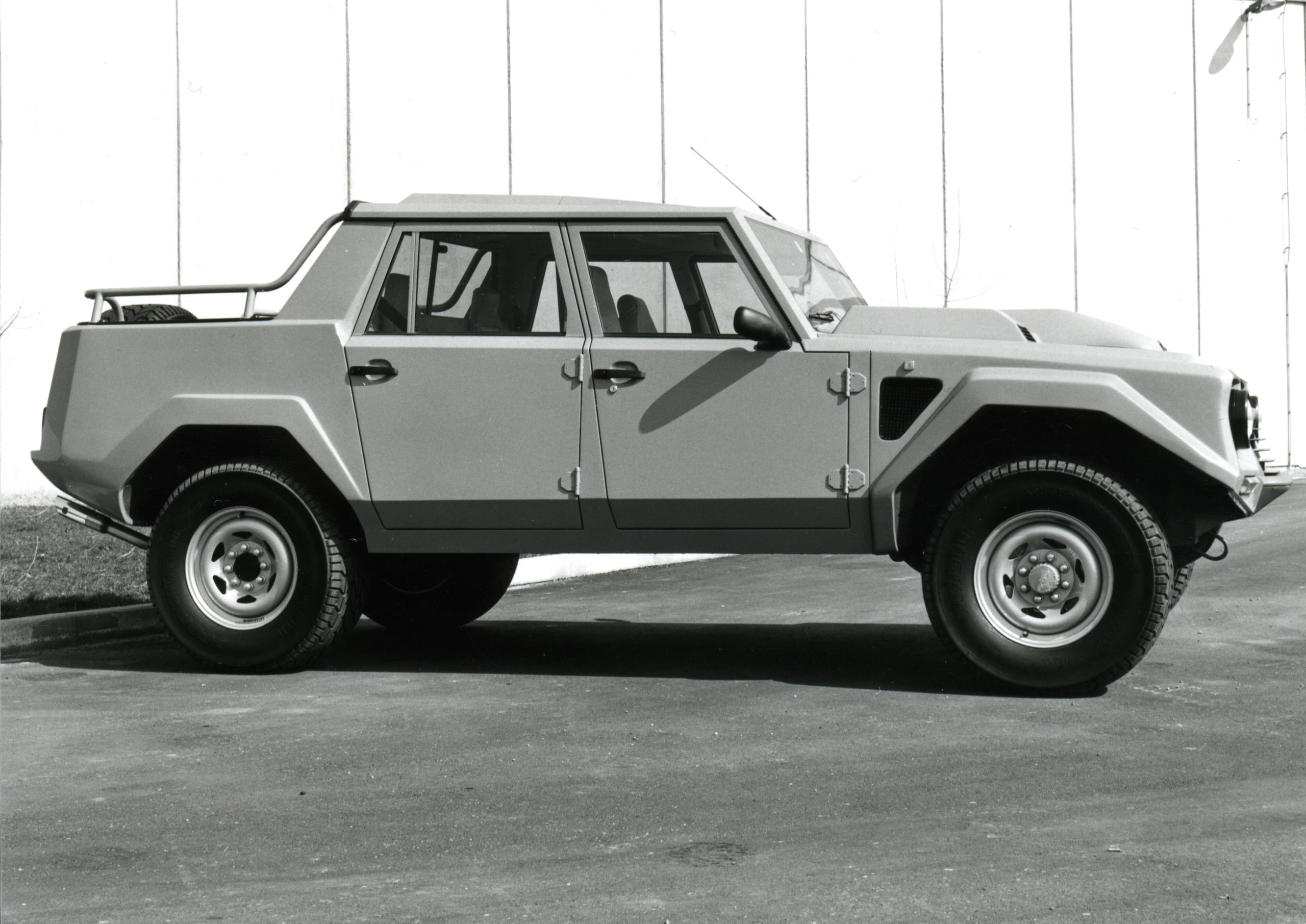 Lamborghini LM002, buon compleanno Rambo Lambo: il primo super Suv compie 40 anni