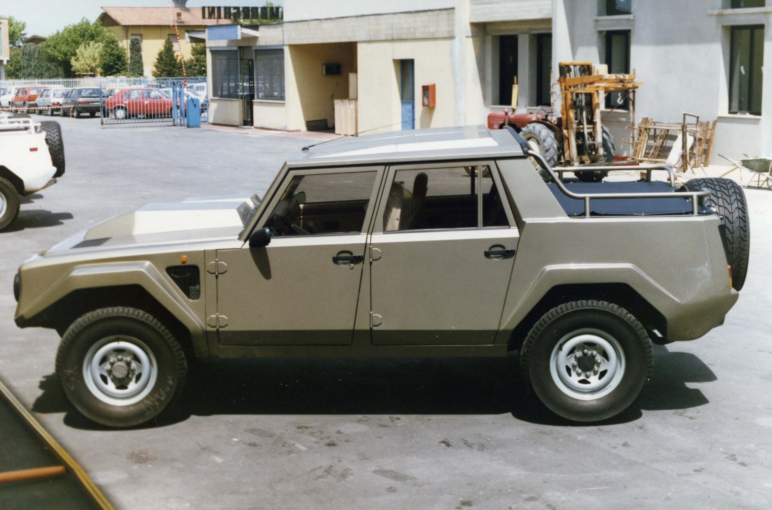 Lamborghini LM002, buon compleanno Rambo Lambo: il primo super Suv compie 40 anni