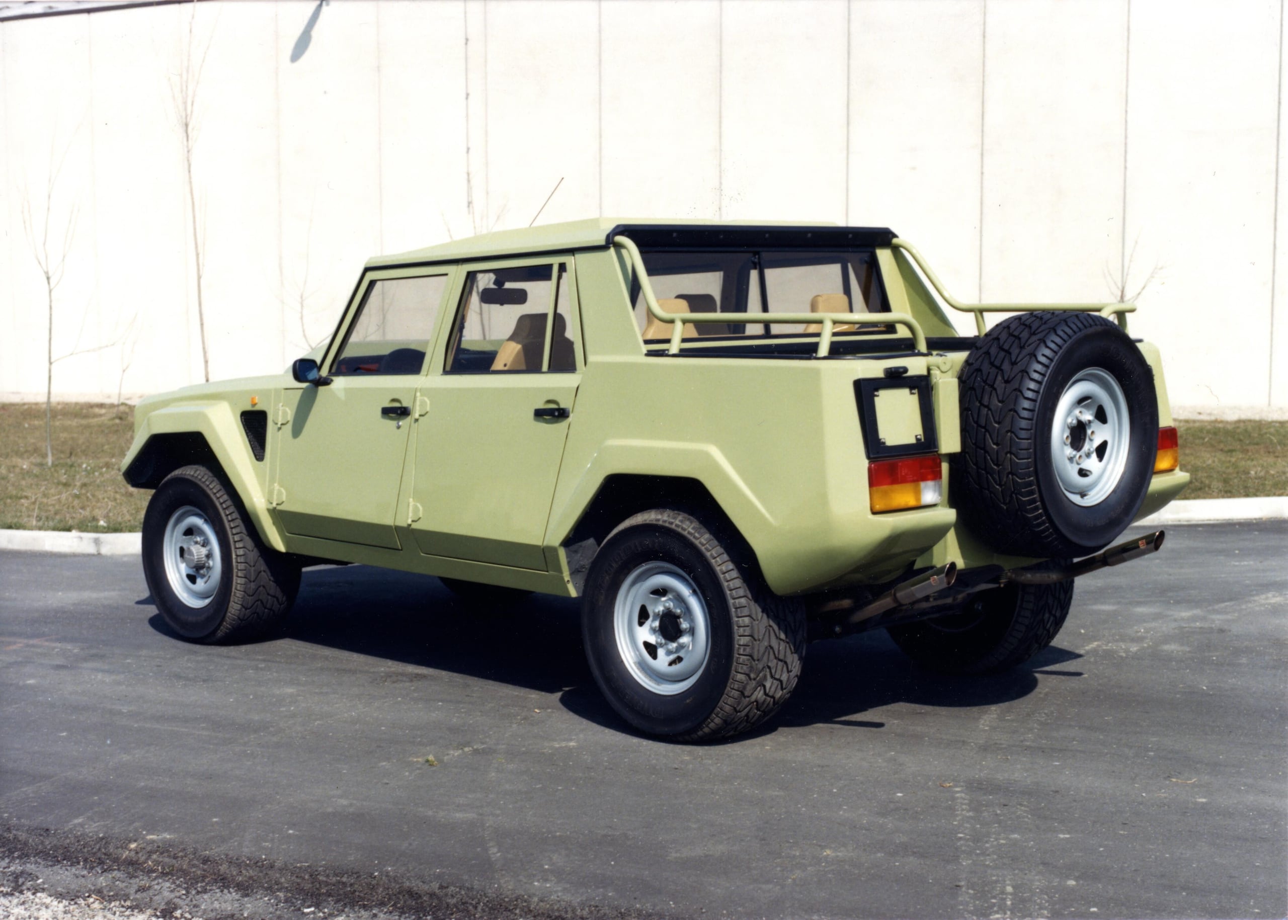 Lamborghini LM002, buon compleanno Rambo Lambo: il primo super Suv compie 40 anni