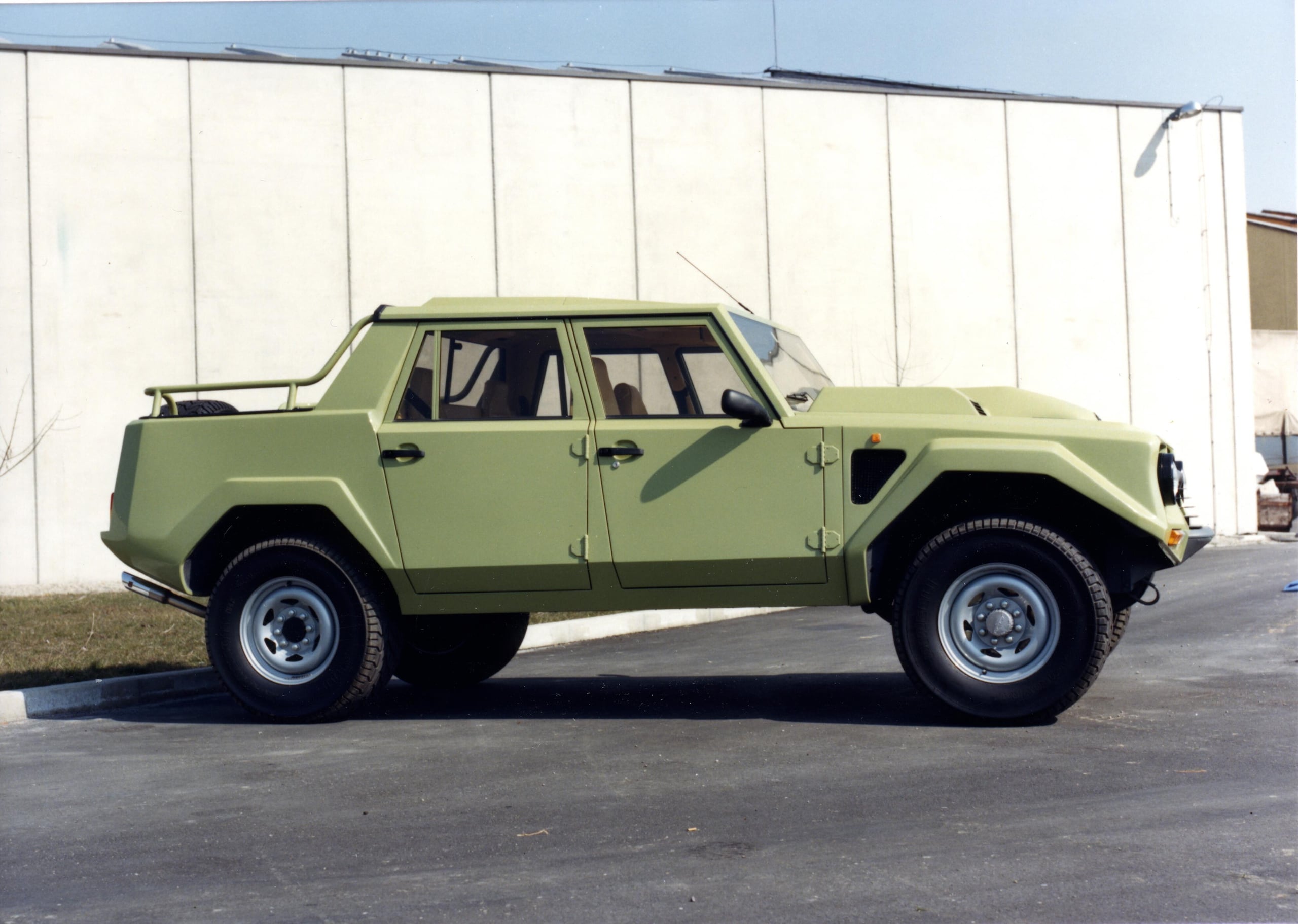 Lamborghini LM002, buon compleanno Rambo Lambo: il primo super Suv compie 40 anni
