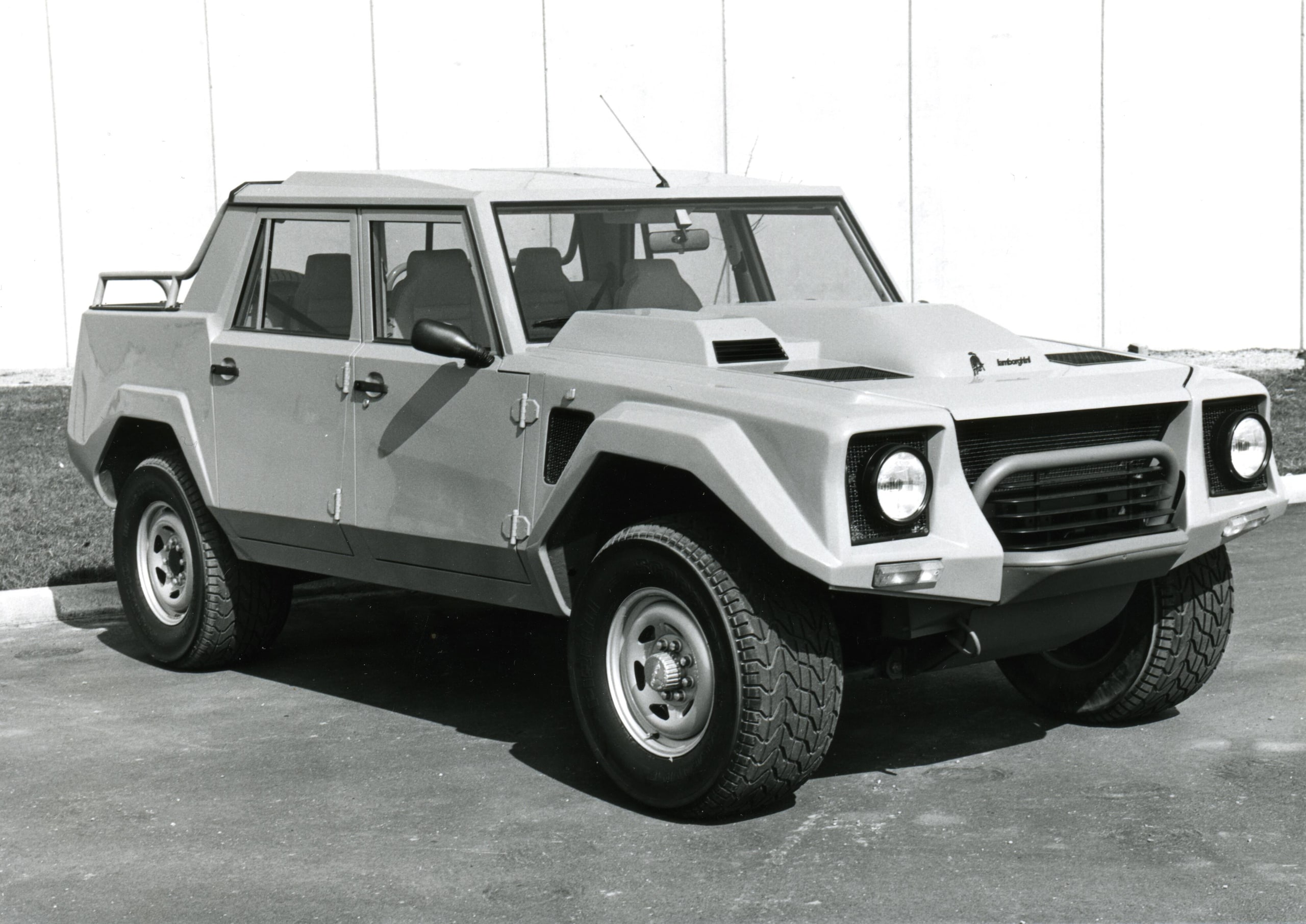 Lamborghini LM002, buon compleanno Rambo Lambo: il primo super Suv compie 40 anni