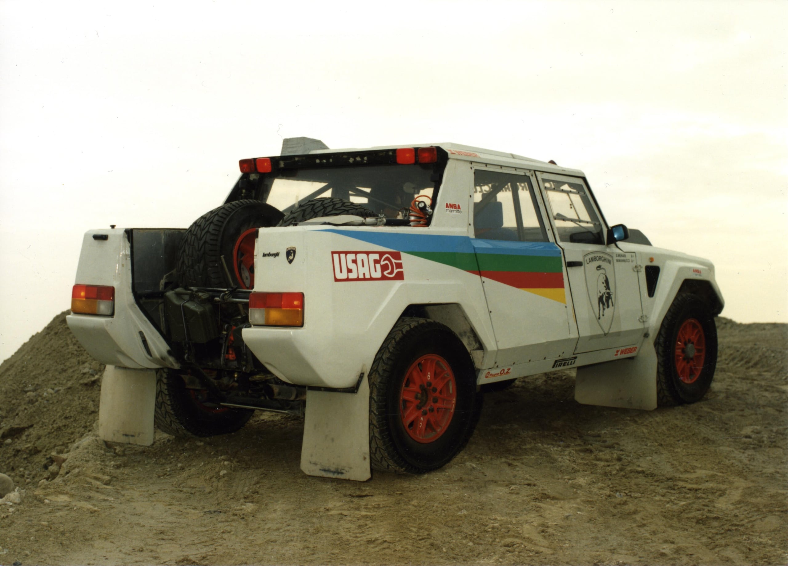 Lamborghini LM002, buon compleanno Rambo Lambo: il primo super Suv compie 40 anni
