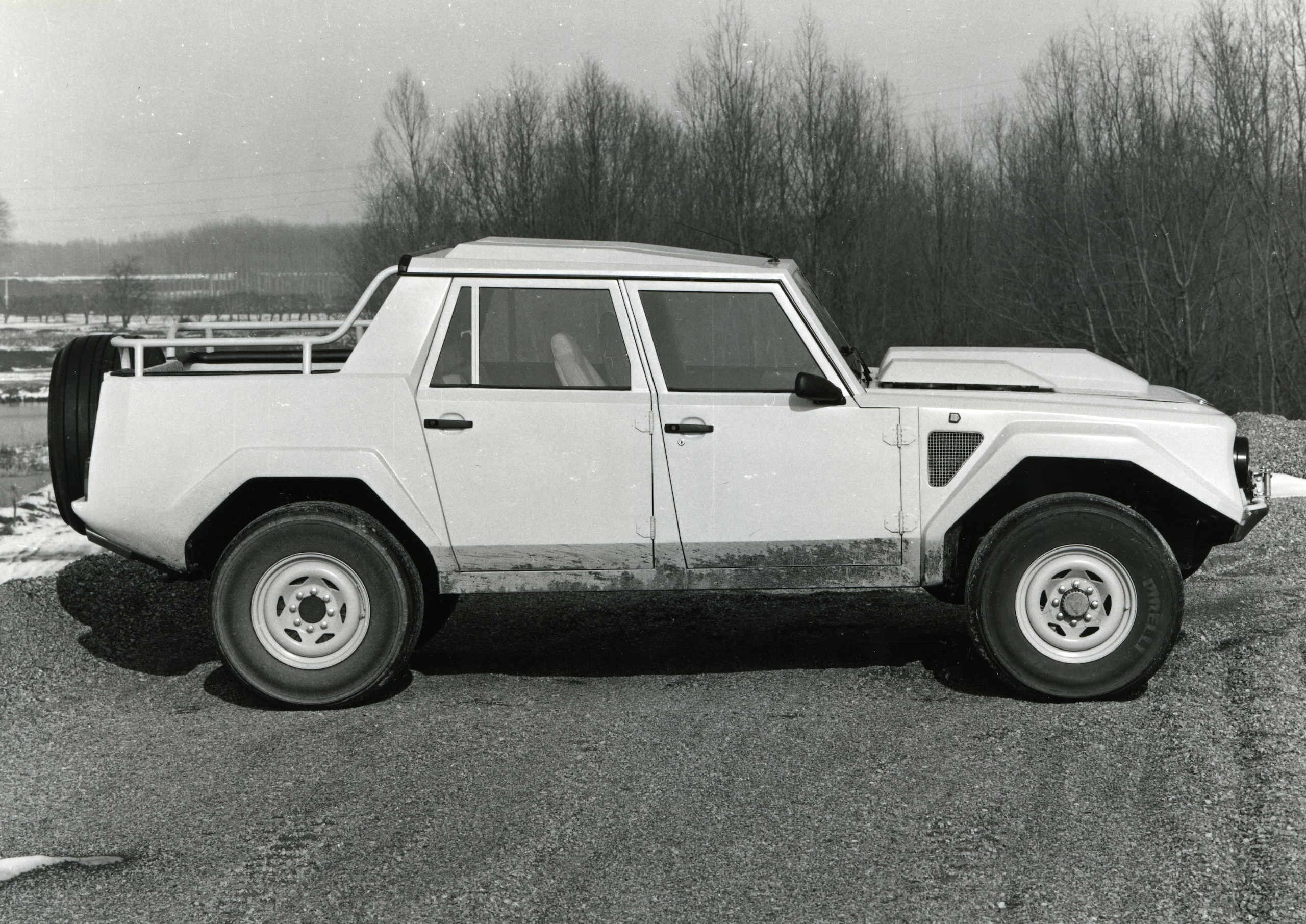 Lamborghini LM002, buon compleanno Rambo Lambo: il primo super Suv compie 40 anni