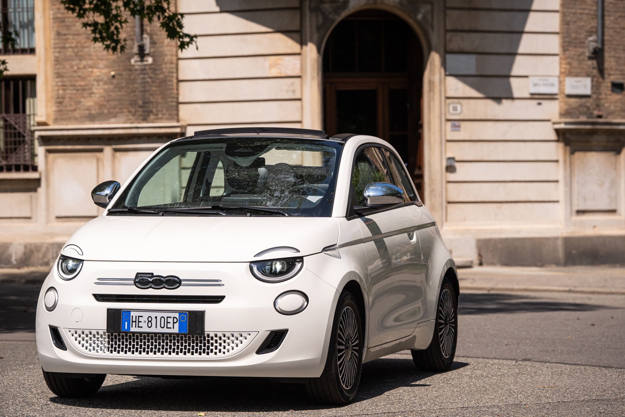 Fiat 500 Hybrid Cabrio Dolcevita, bellezza senza tempo