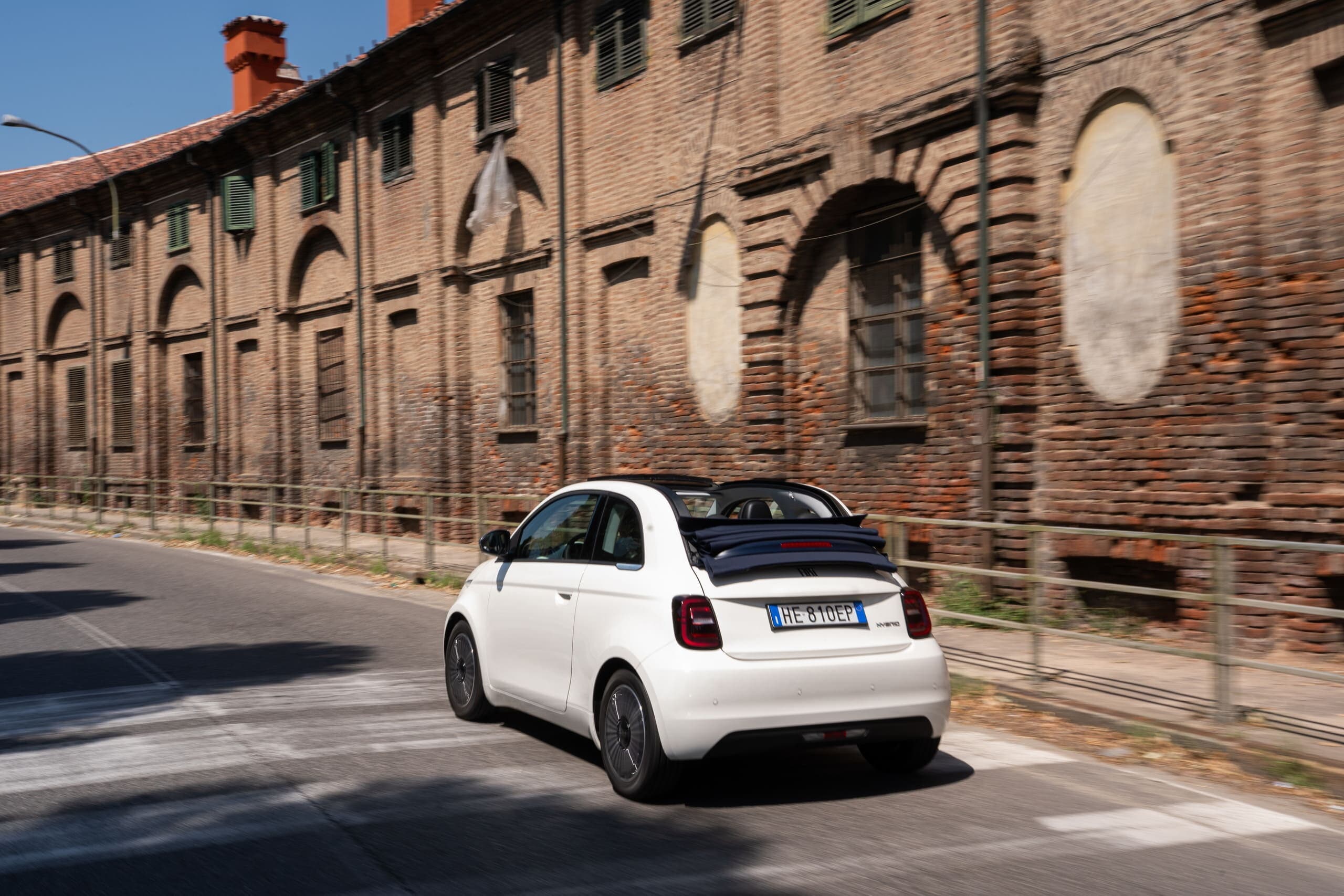 Fiat 500 Hybrid Cabrio Dolcevita, bellezza senza tempo