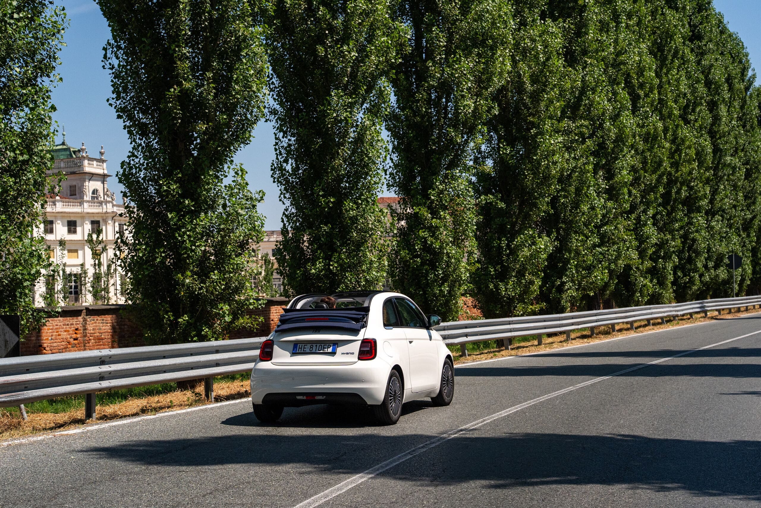 Fiat 500 Hybrid Cabrio Dolcevita, bellezza senza tempo
