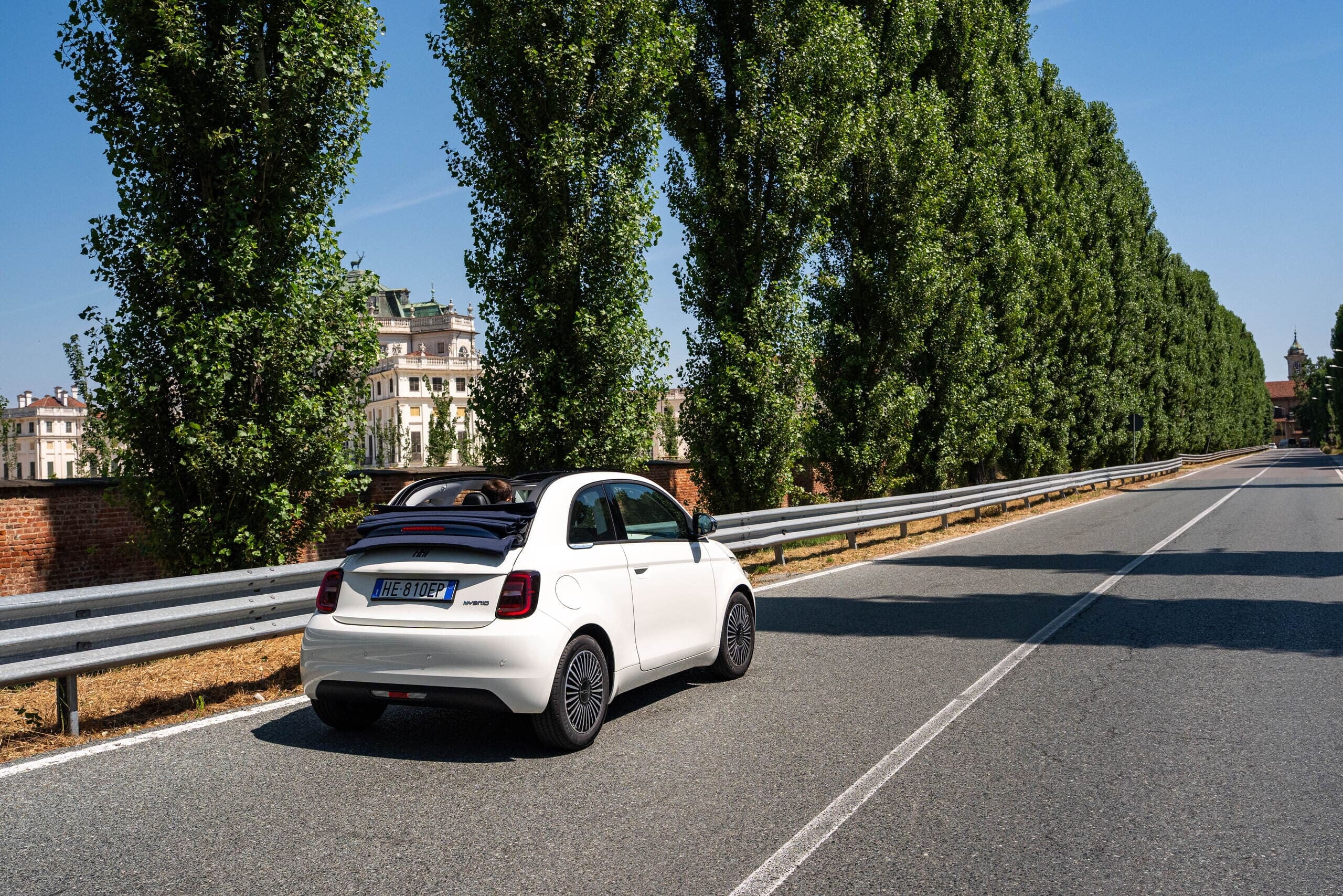 Fiat 500 Hybrid Cabrio Dolcevita, bellezza senza tempo