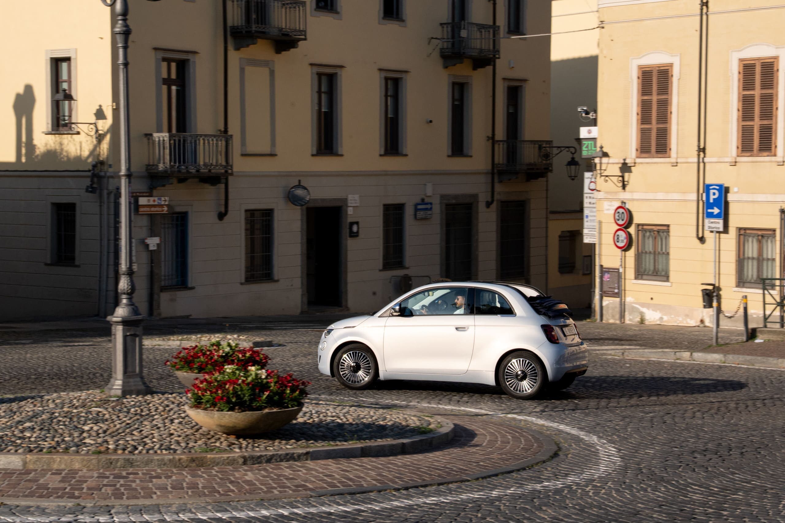 Fiat 500 Hybrid Cabrio Dolcevita, bellezza senza tempo