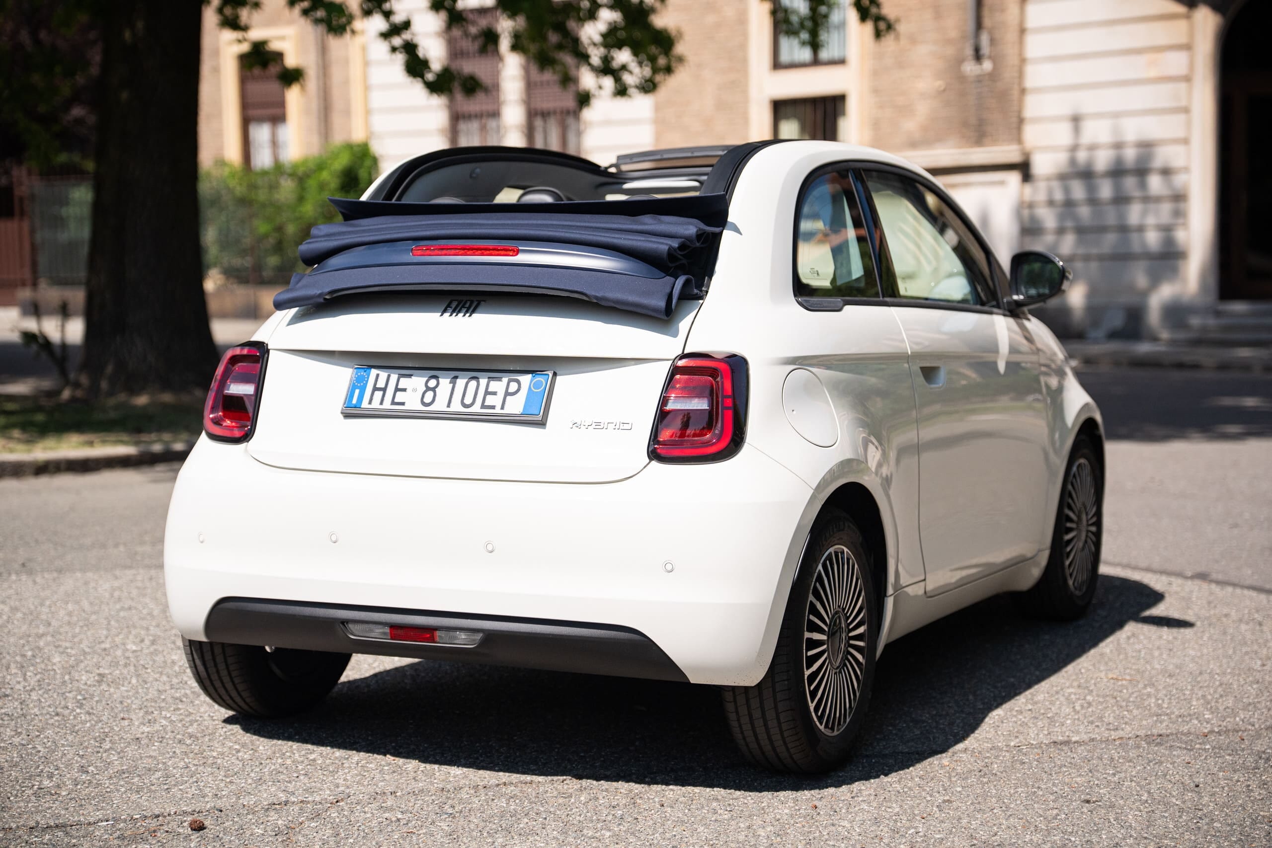 Fiat 500 Hybrid Cabrio Dolcevita, bellezza senza tempo