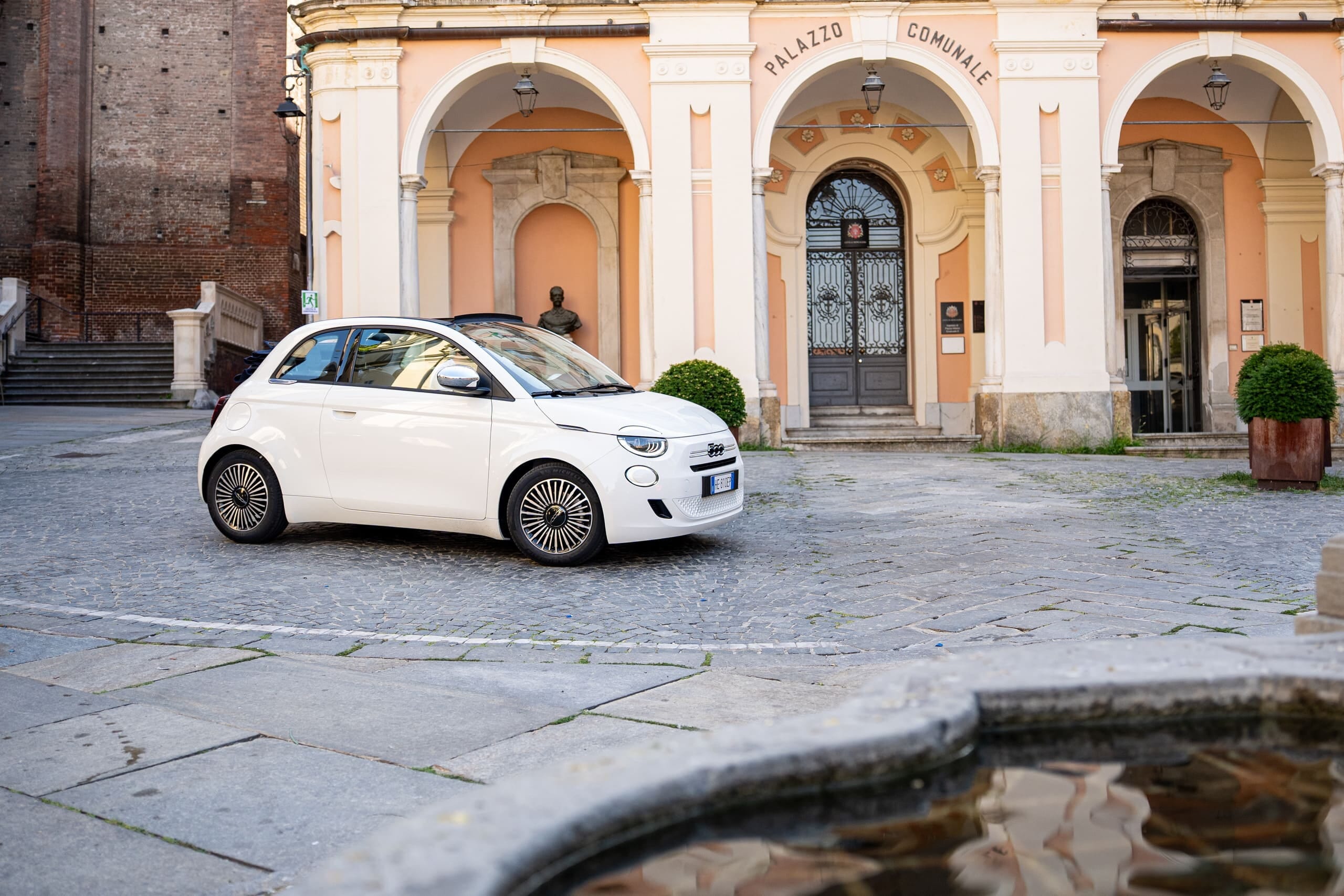 Fiat 500 Hybrid Cabrio Dolcevita, bellezza senza tempo