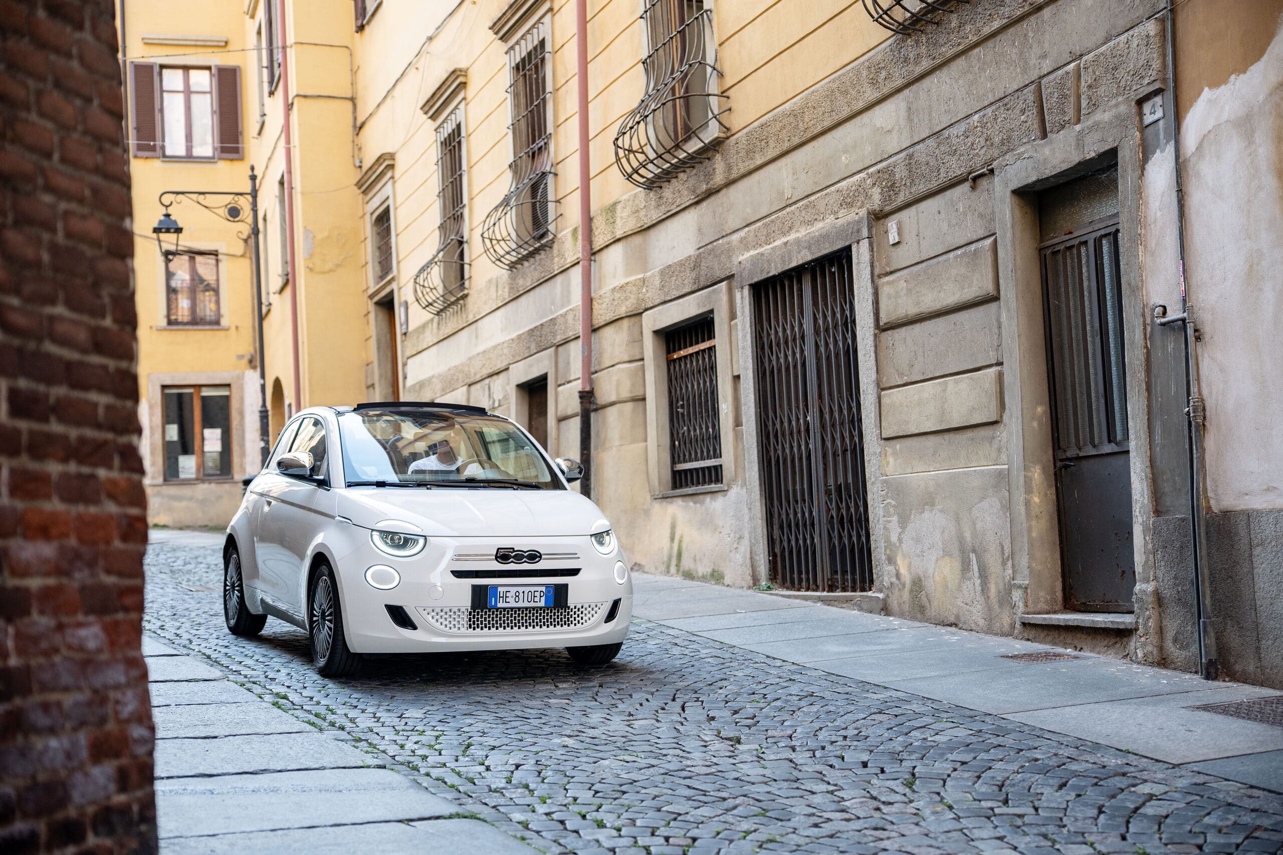 Fiat 500 Hybrid Cabrio Dolcevita, bellezza senza tempo