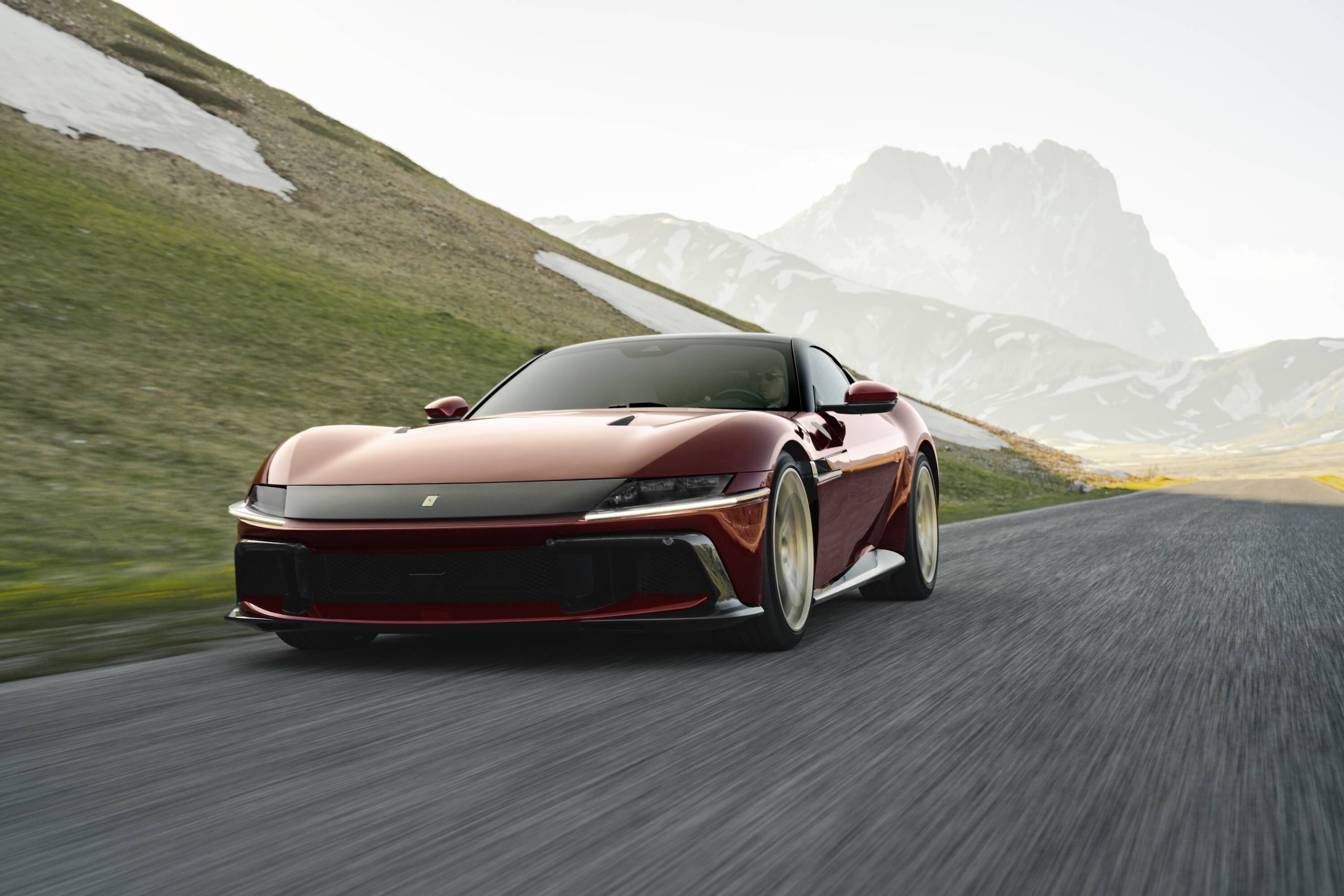 Ferrari 12Cilindri Manuale, pura essenza di guida del Cavallino