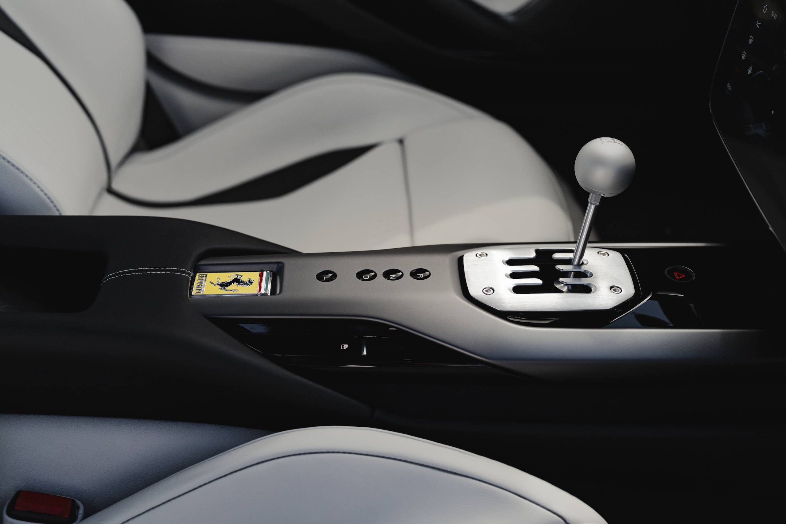 Ferrari 12Cilindri Manuale, pura essenza di guida del Cavallino