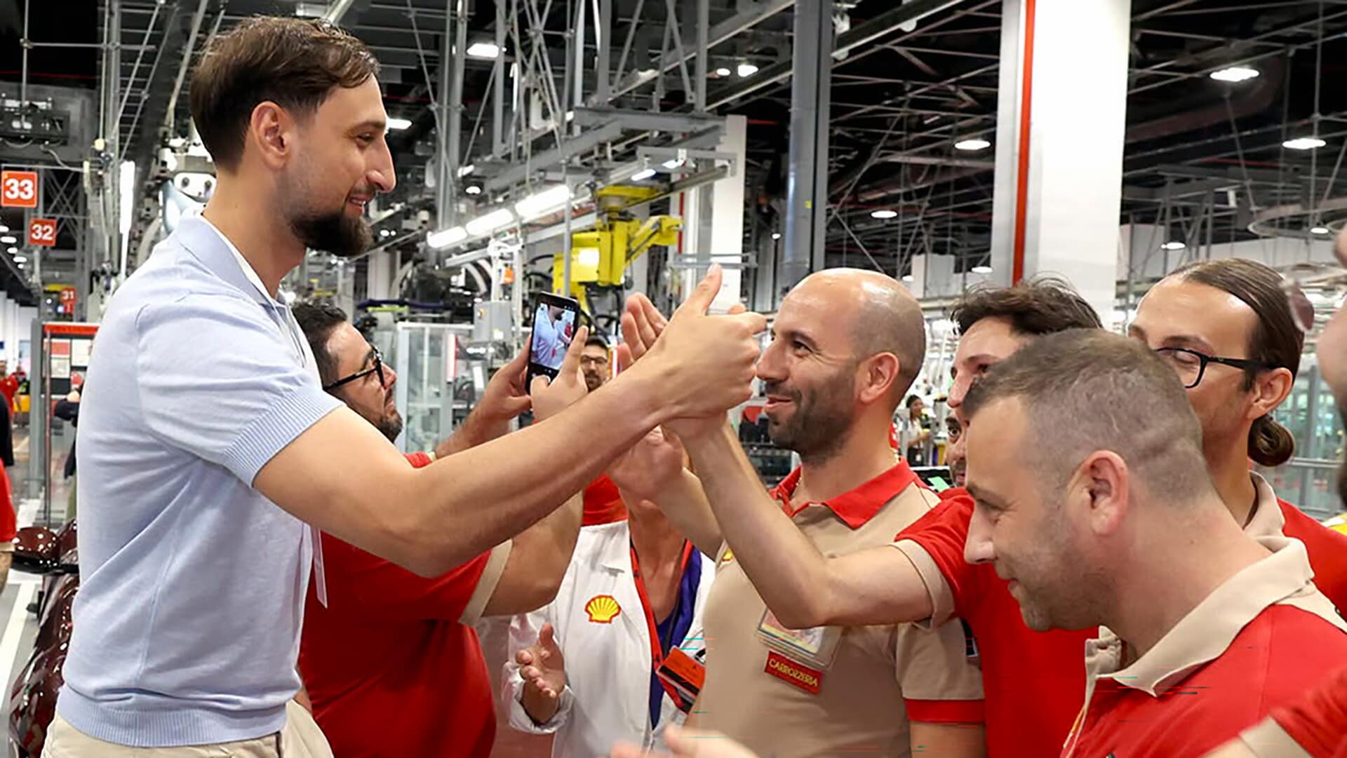 Donnarumma in visita alla sede Ferrari: le foto