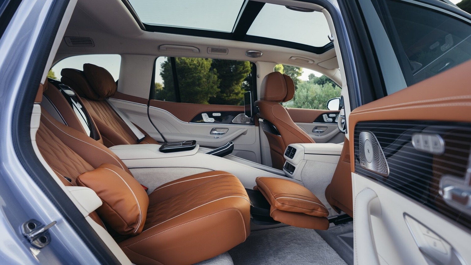 Mercedes-Maybach GLS 2026, il lusso che sconfigge la fisica