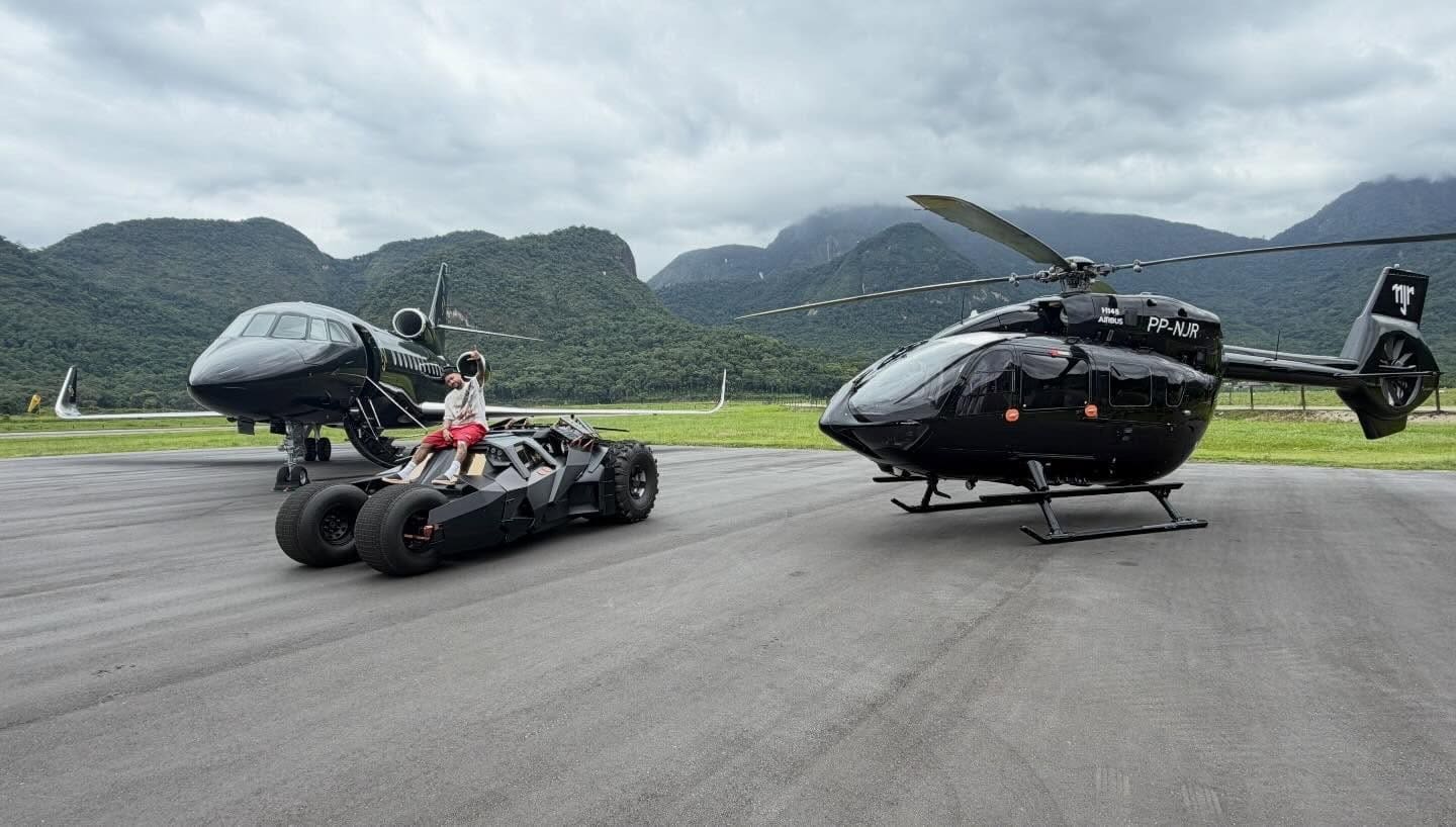 Neymar, che garage: tra Ferrari, Porsche e Lamborghini c'è la Batmobile!