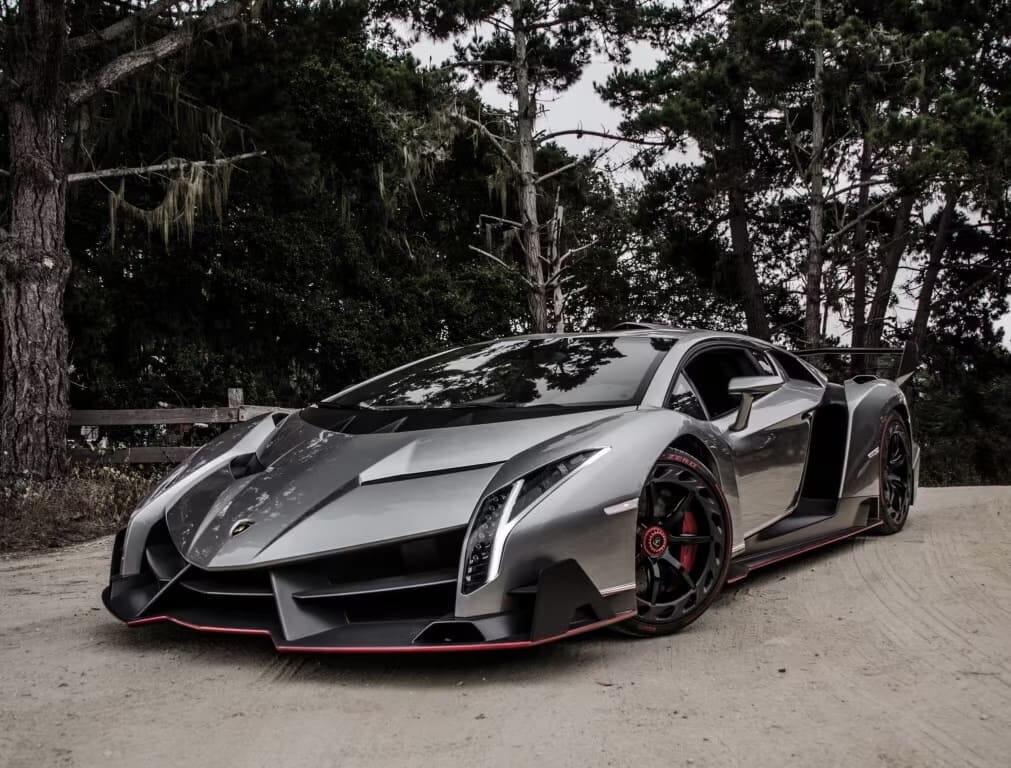 Neymar, che garage: tra Ferrari, Porsche e Lamborghini c'è la Batmobile!