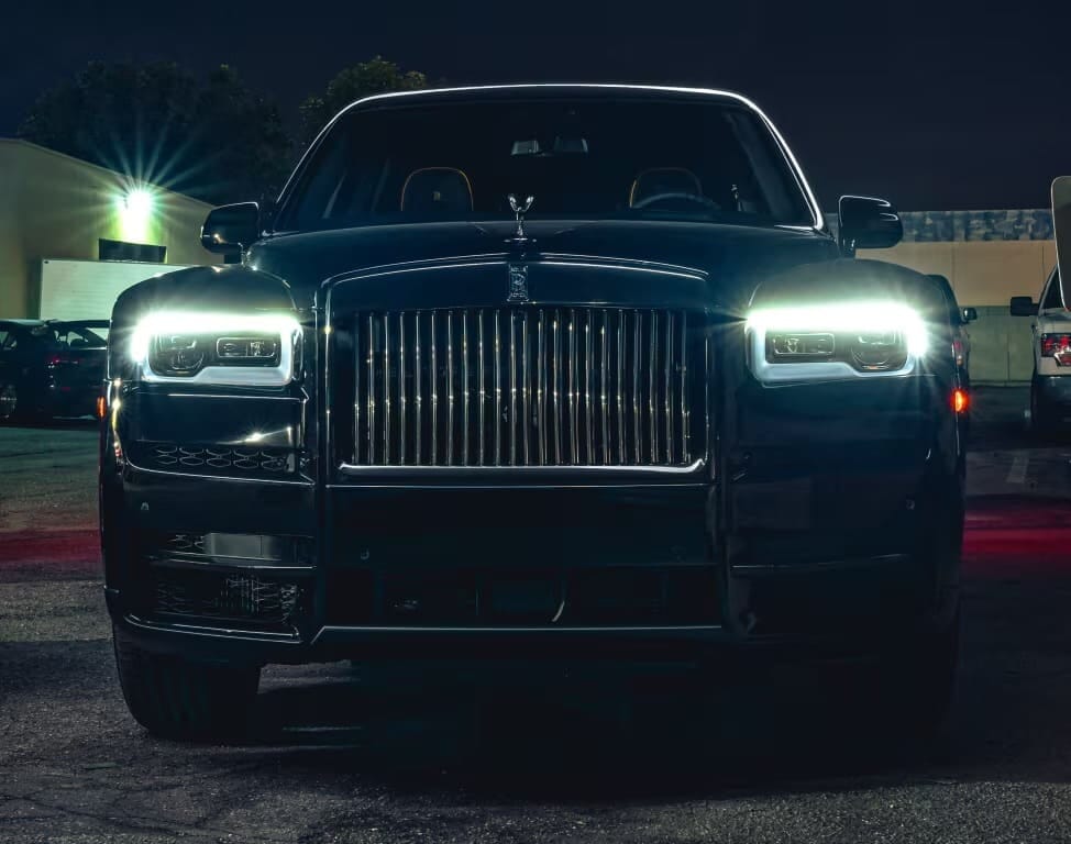 Neymar, che garage: tra Ferrari, Porsche e Lamborghini c'è la Batmobile!