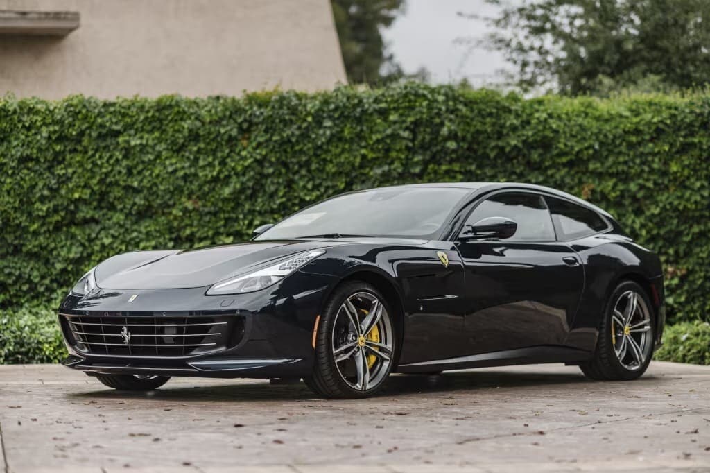Neymar, che garage: tra Ferrari, Porsche e Lamborghini c'è la Batmobile!