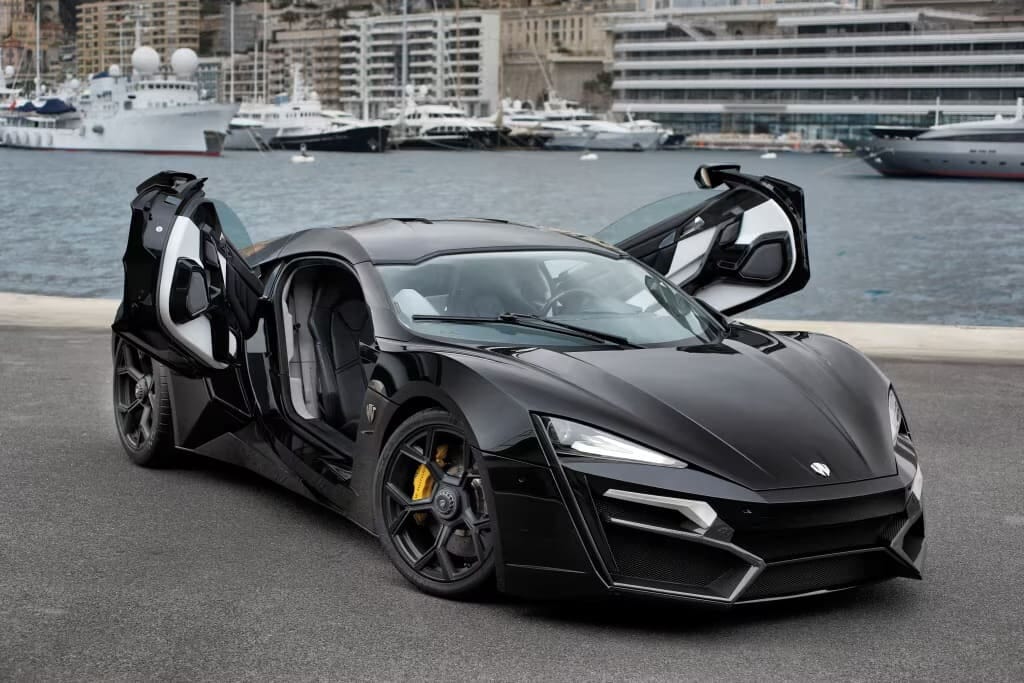 Neymar, che garage: tra Ferrari, Porsche e Lamborghini c'è la Batmobile!