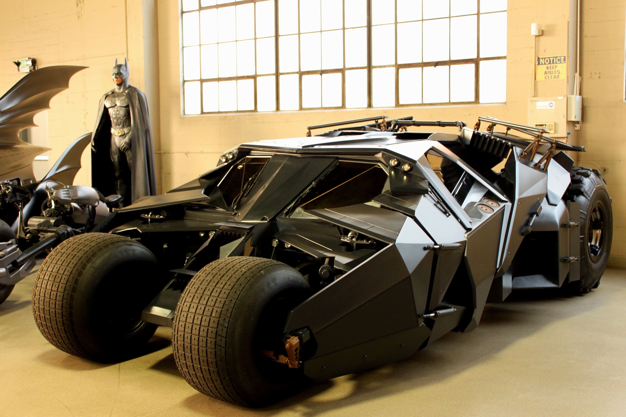 Neymar, che garage: tra Ferrari, Porsche e Lamborghini c'è la Batmobile!