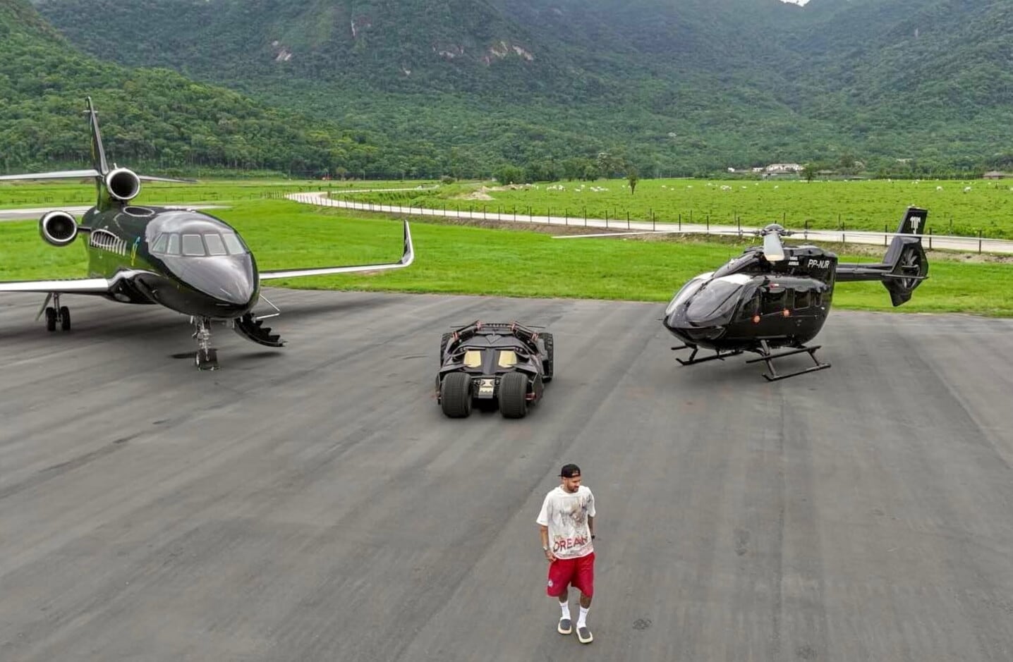 Neymar, che garage: tra Ferrari, Porsche e Lamborghini c'è la Batmobile!