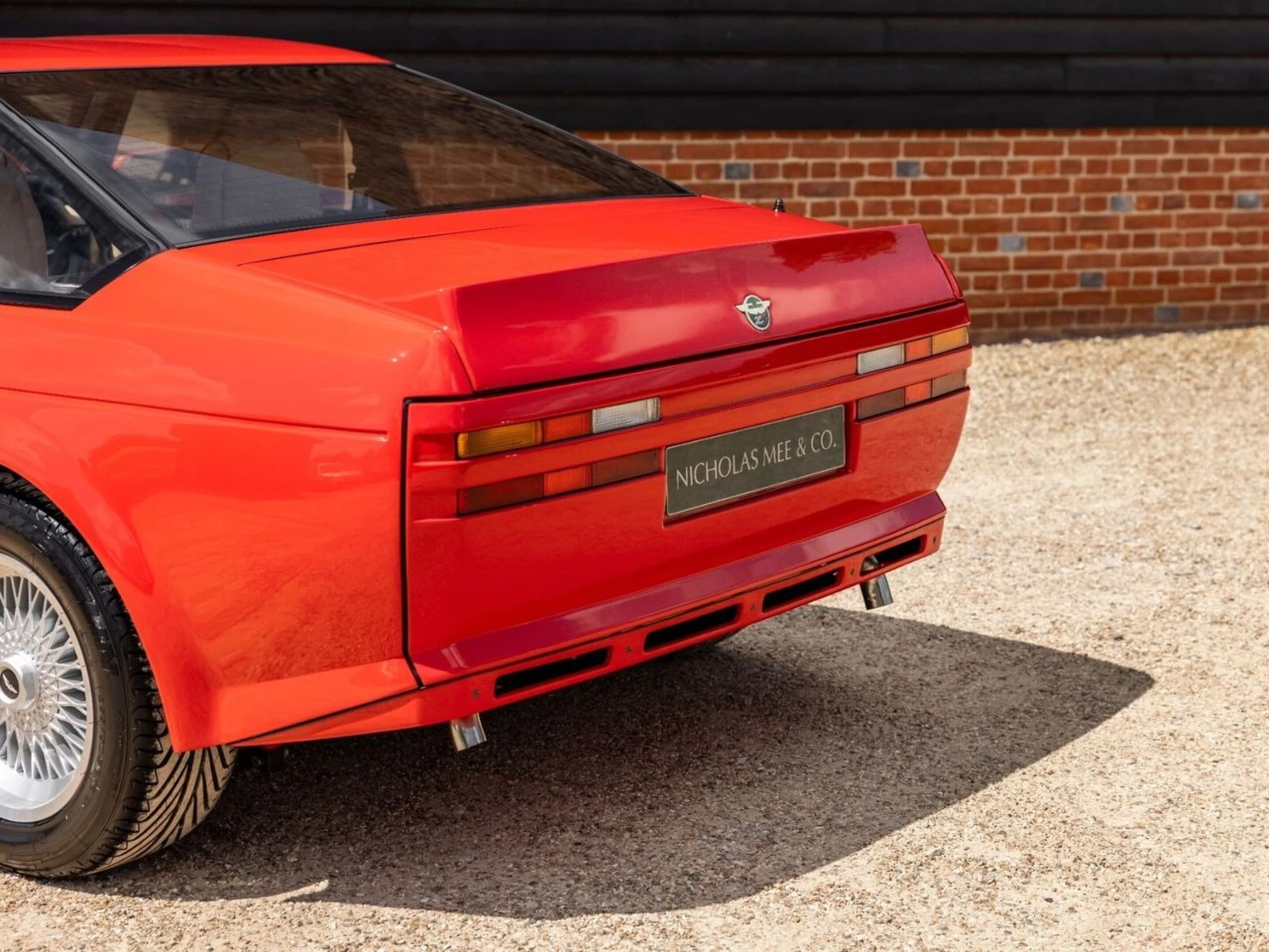 Aston Martin V8 Vantage Zagato, 36 anni e appena 965 km: le foto