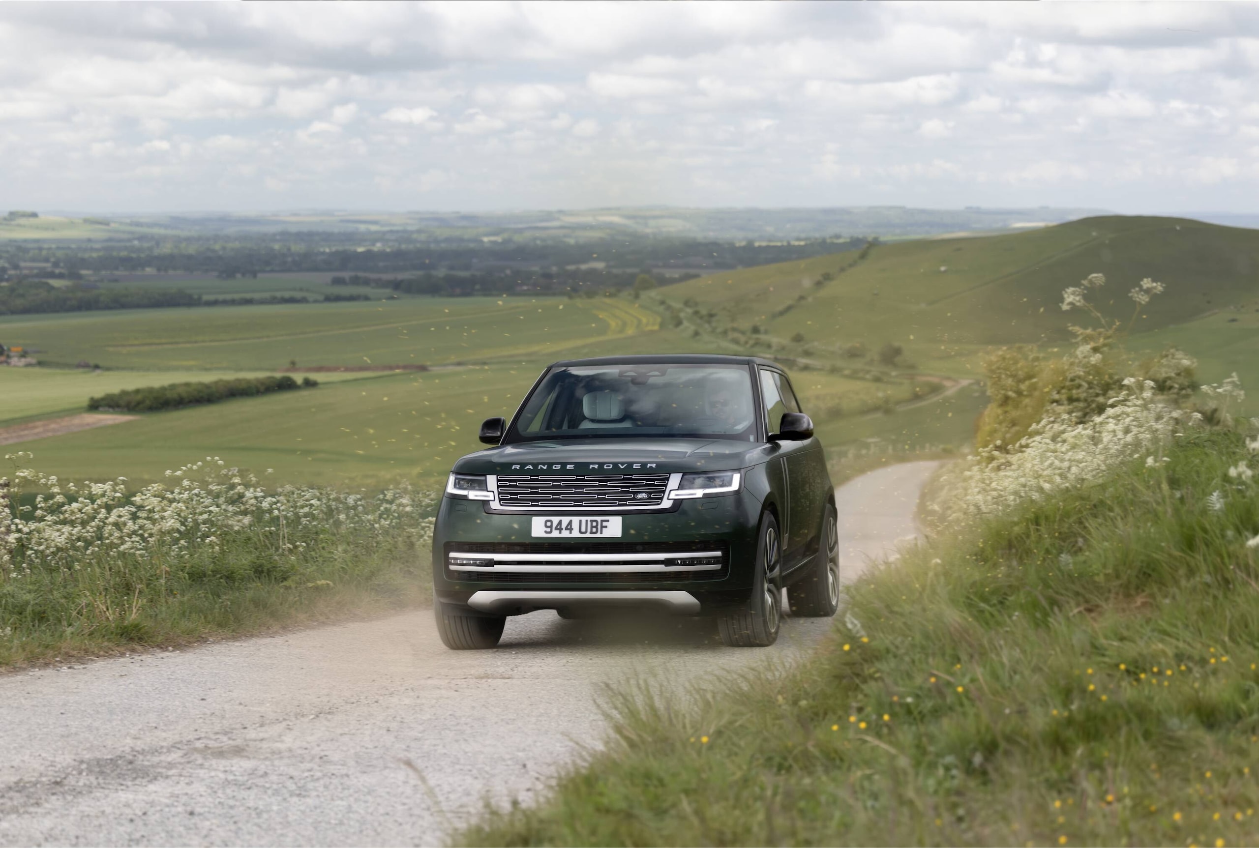 Range Rover Electric, lusso e potenza viaggiano in elettrico