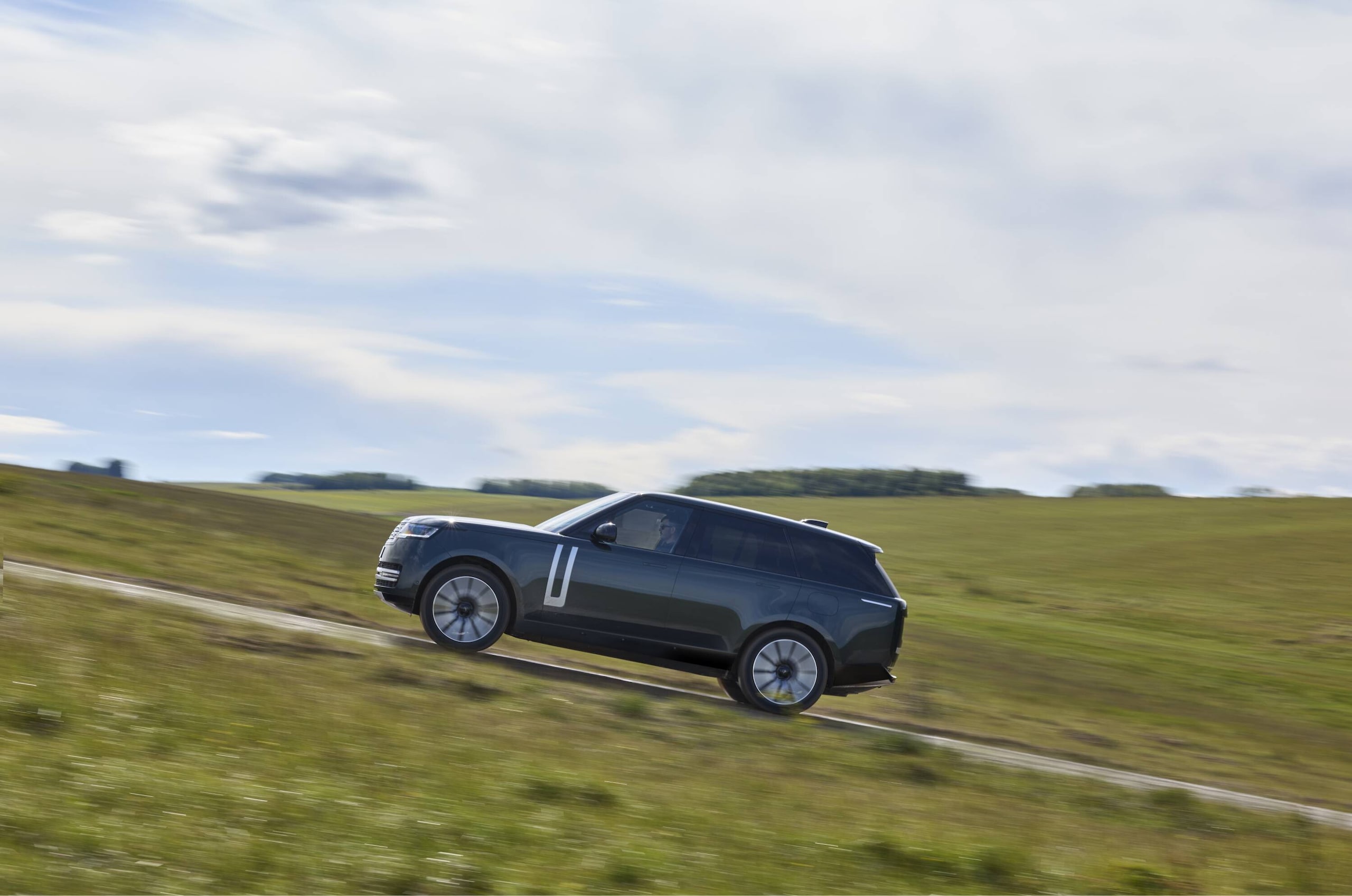 Range Rover Electric, lusso e potenza viaggiano in elettrico