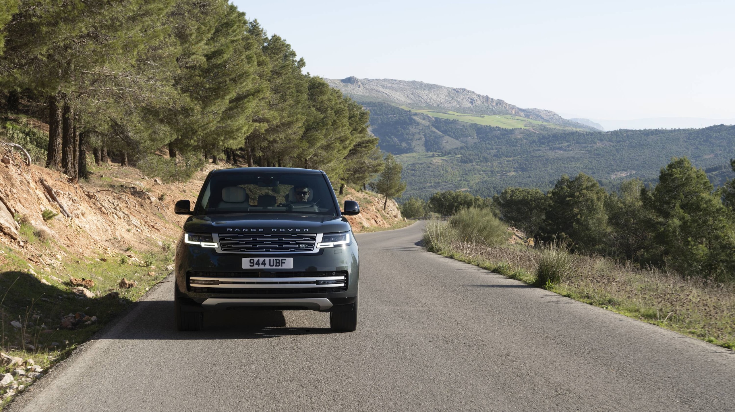 Range Rover Electric, lusso e potenza viaggiano in elettrico