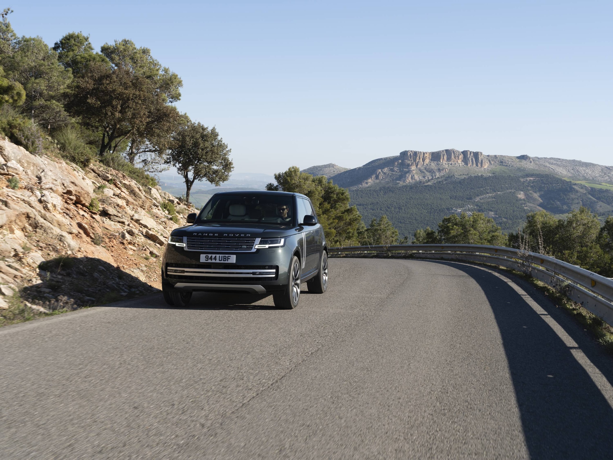 Range Rover Electric, lusso e potenza viaggiano in elettrico