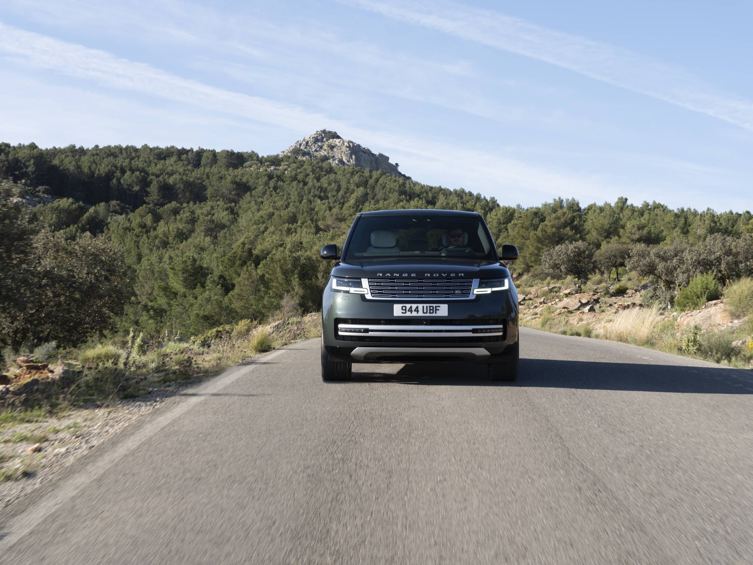 Range Rover Electric, lusso e potenza viaggiano in elettrico