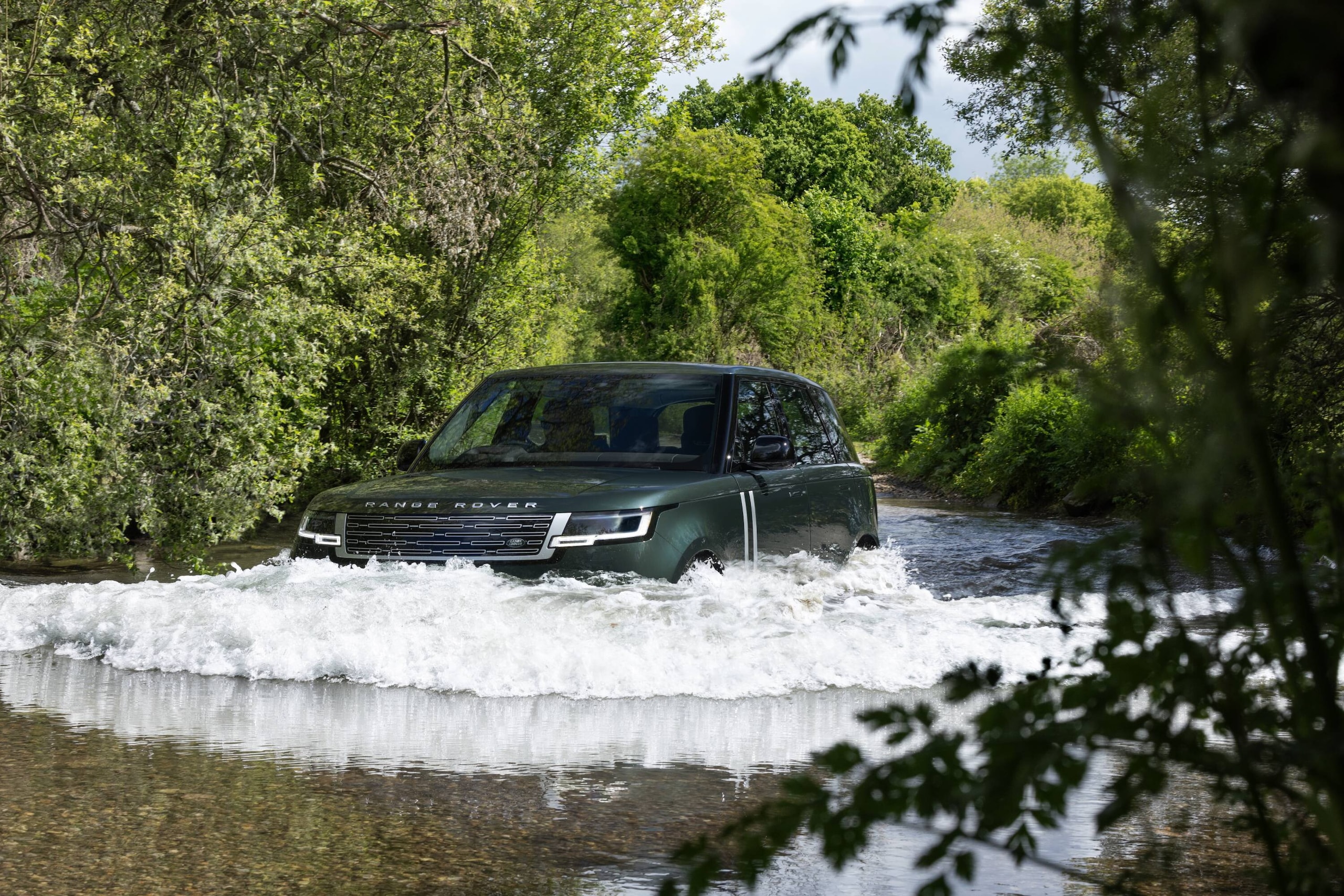 Range Rover Electric, lusso e potenza viaggiano in elettrico