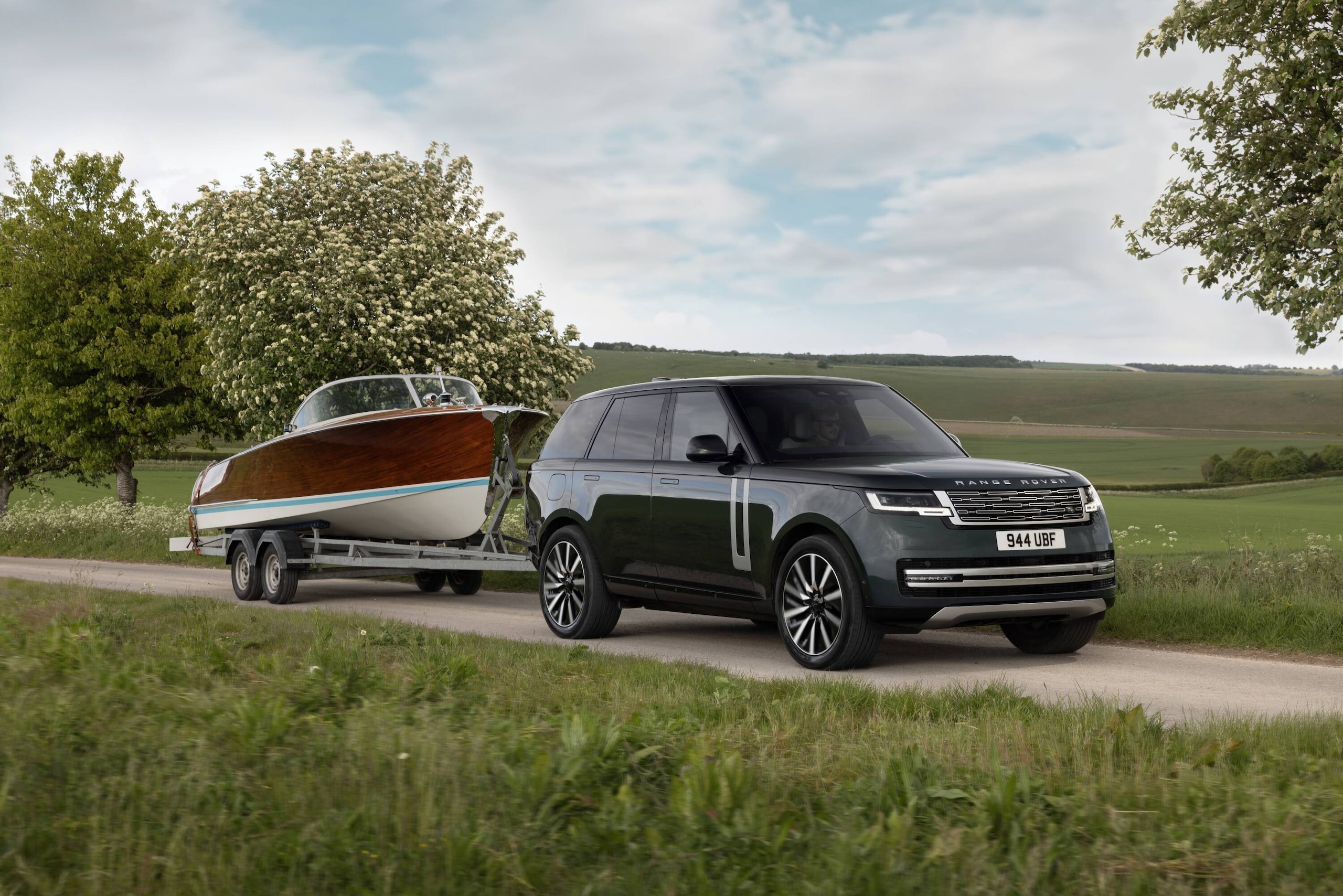 Range Rover Electric, lusso e potenza viaggiano in elettrico
