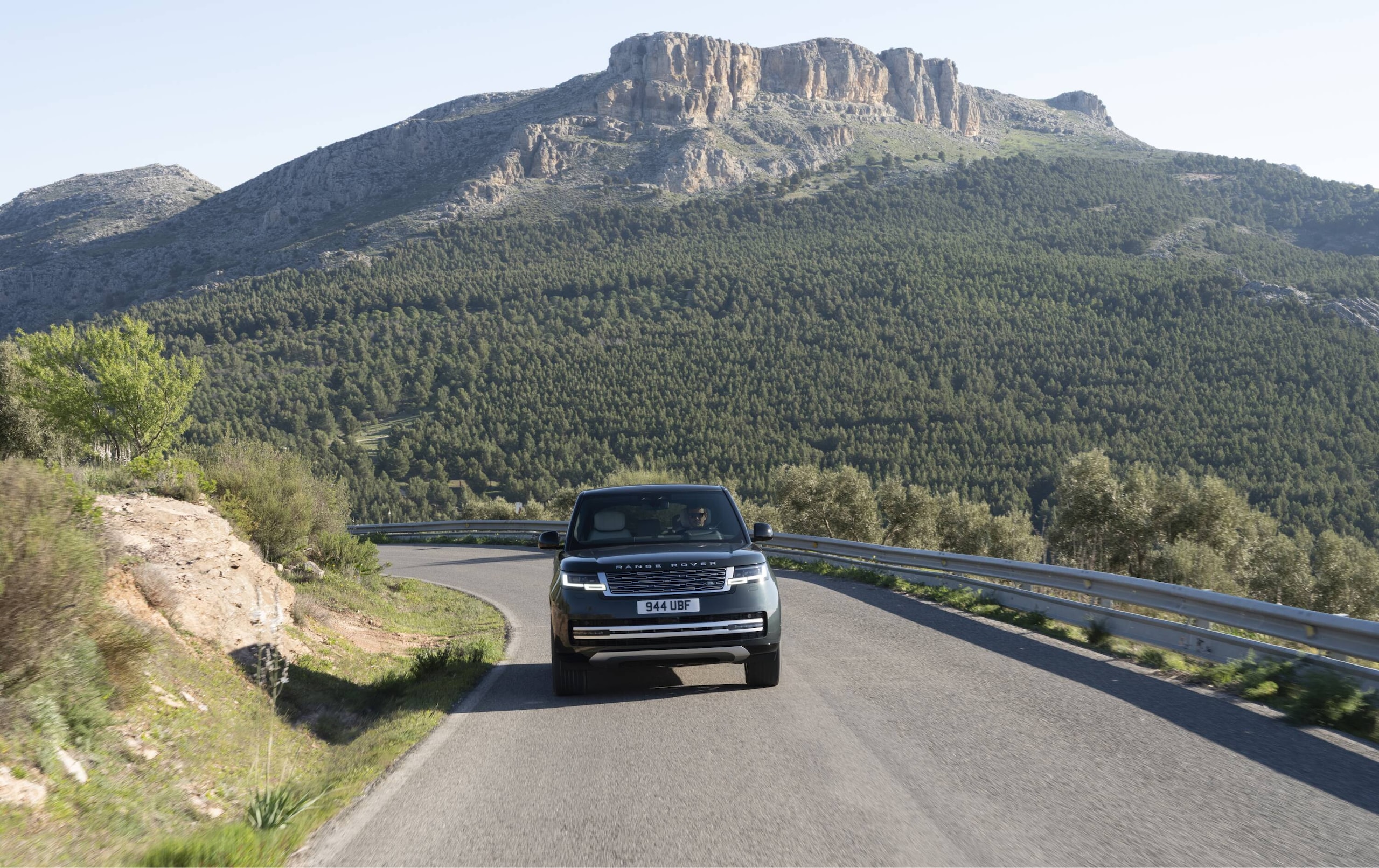 Range Rover Electric, lusso e potenza viaggiano in elettrico