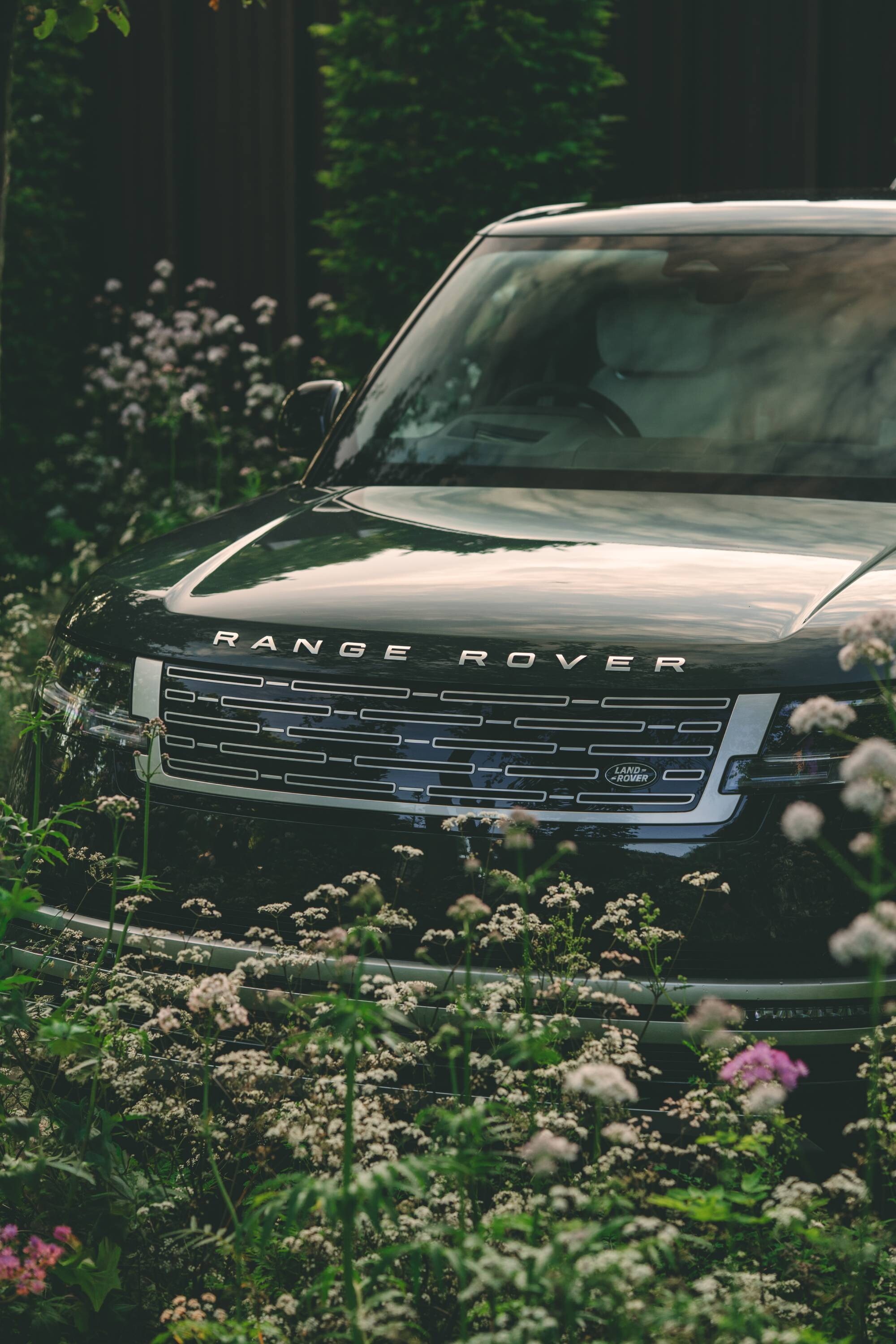 Range Rover Electric, lusso e potenza viaggiano in elettrico