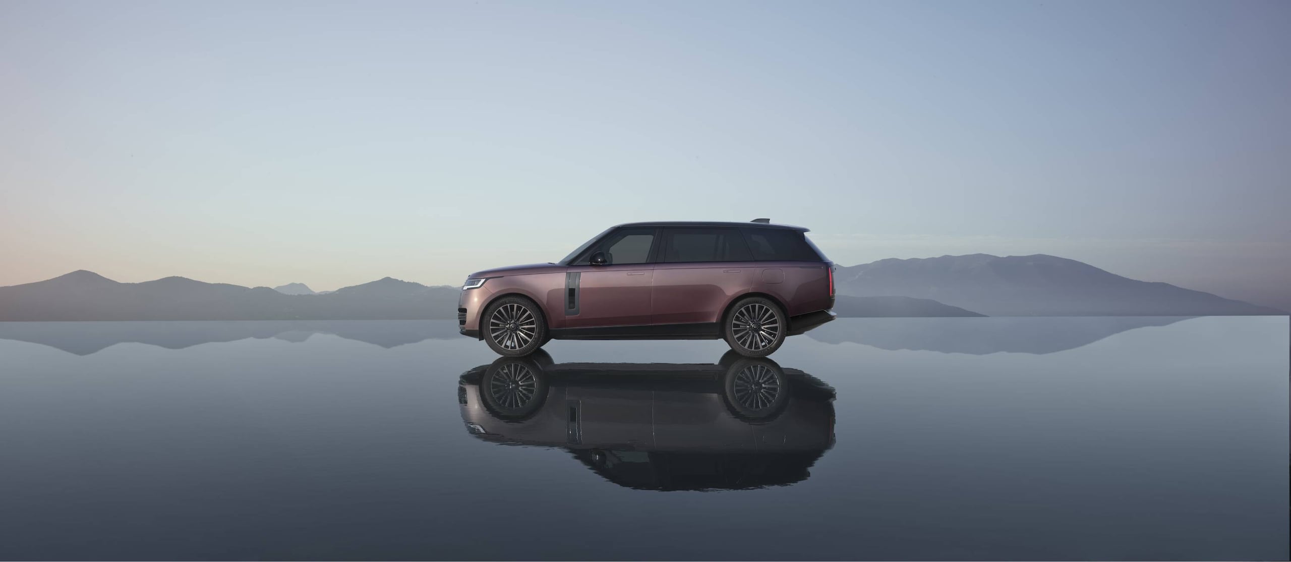 Range Rover Electric, lusso e potenza viaggiano in elettrico