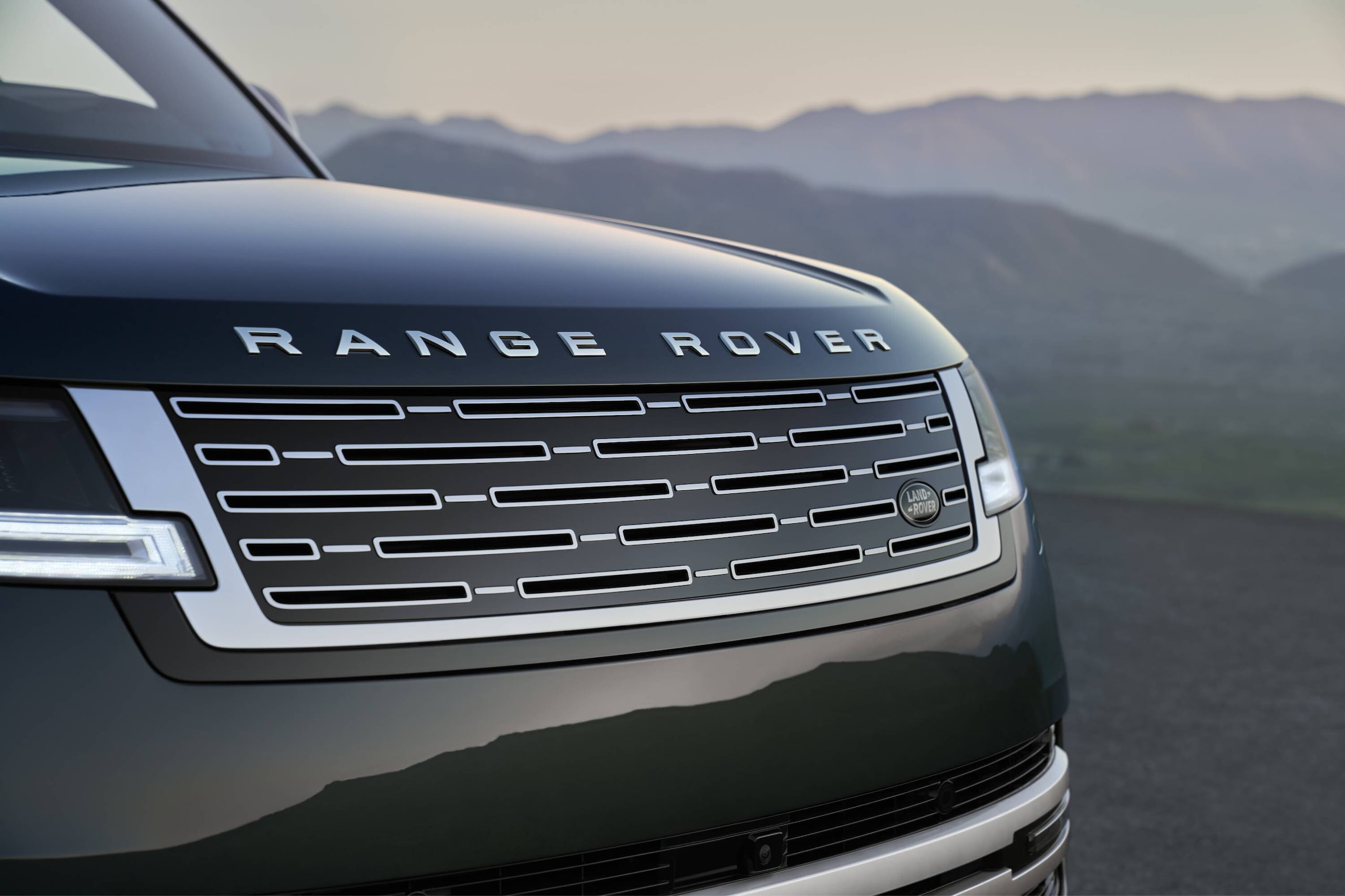 Range Rover Electric, lusso e potenza viaggiano in elettrico