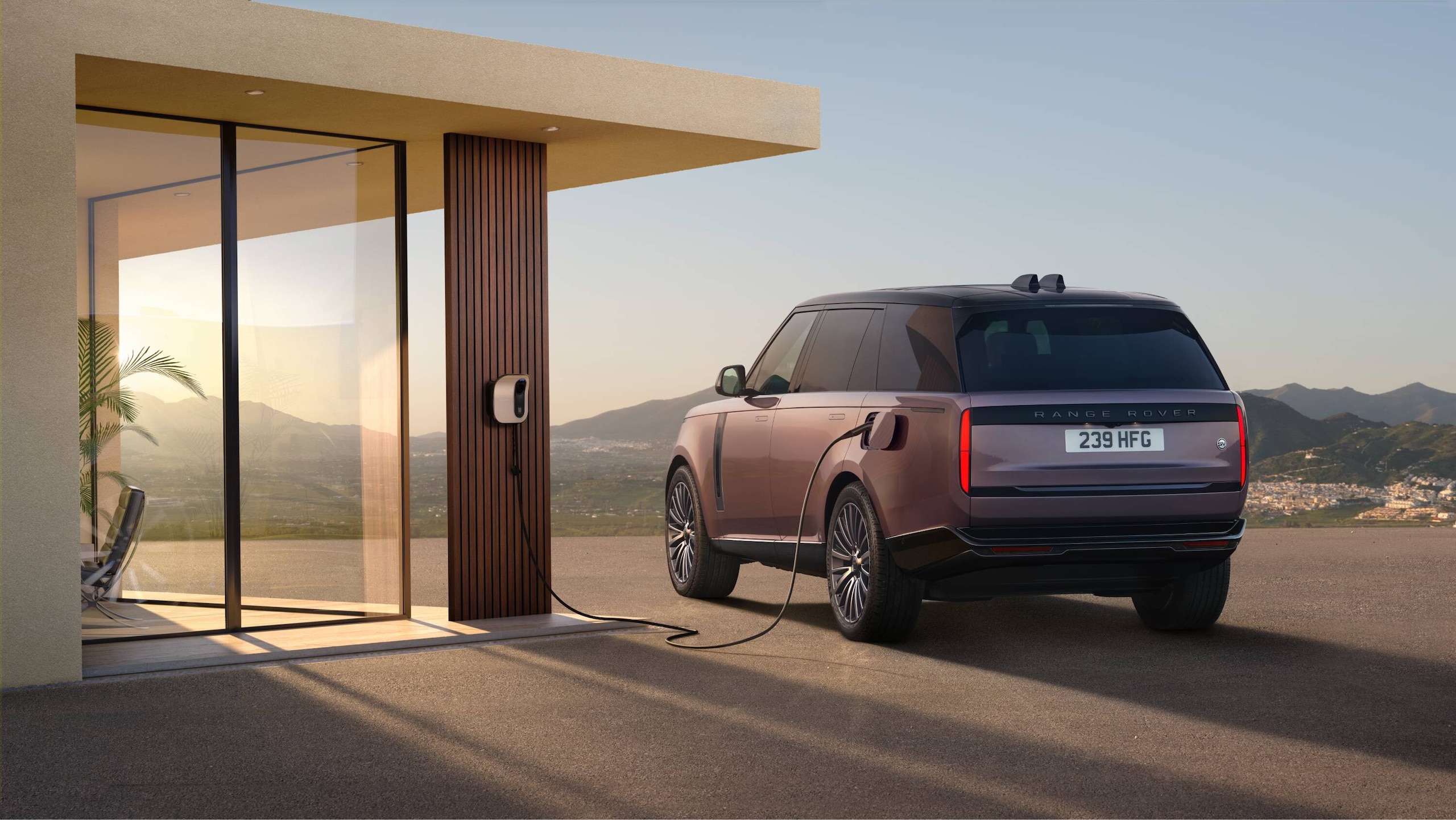 Range Rover Electric, lusso e potenza viaggiano in elettrico