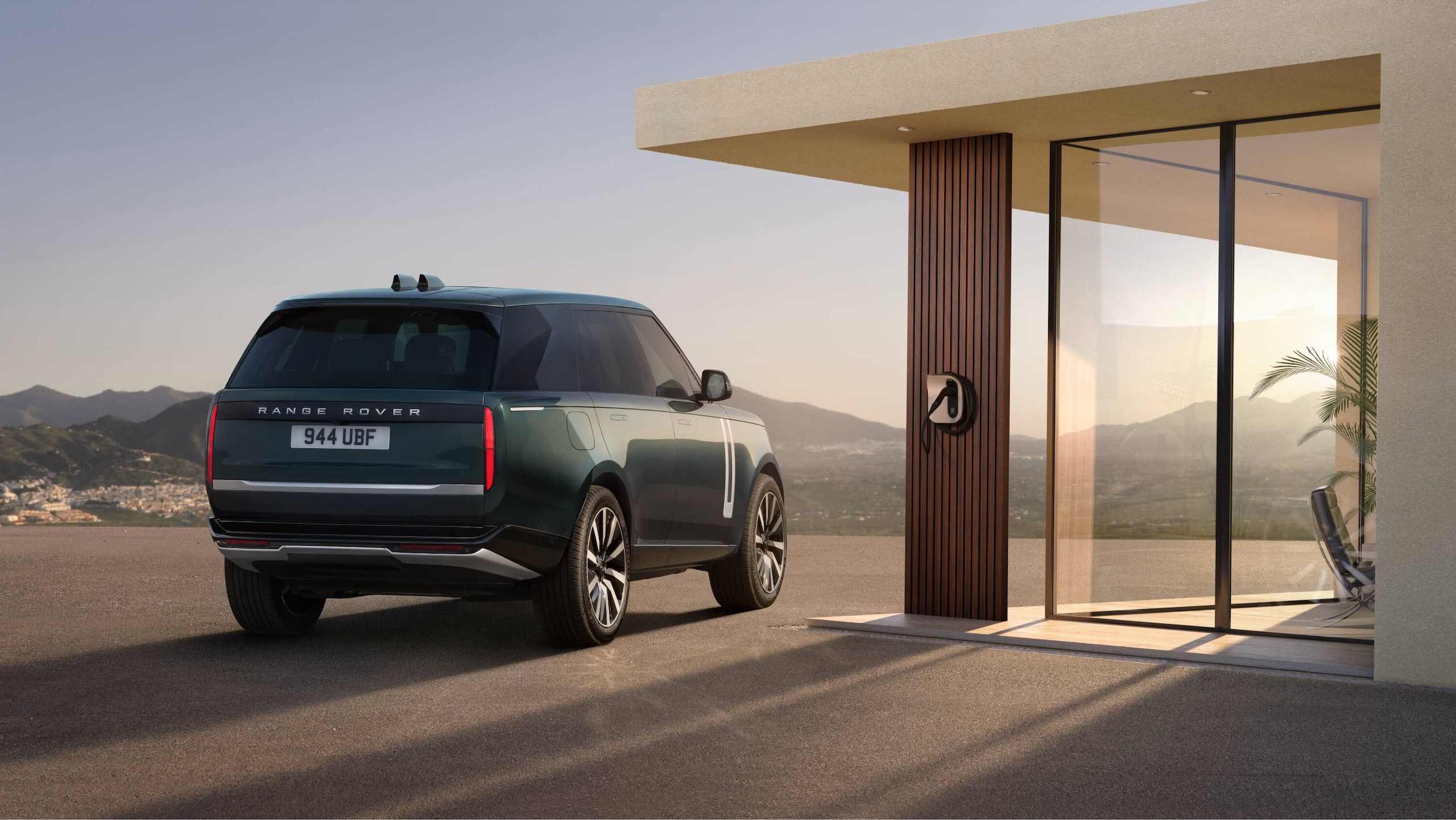 Range Rover Electric, lusso e potenza viaggiano in elettrico