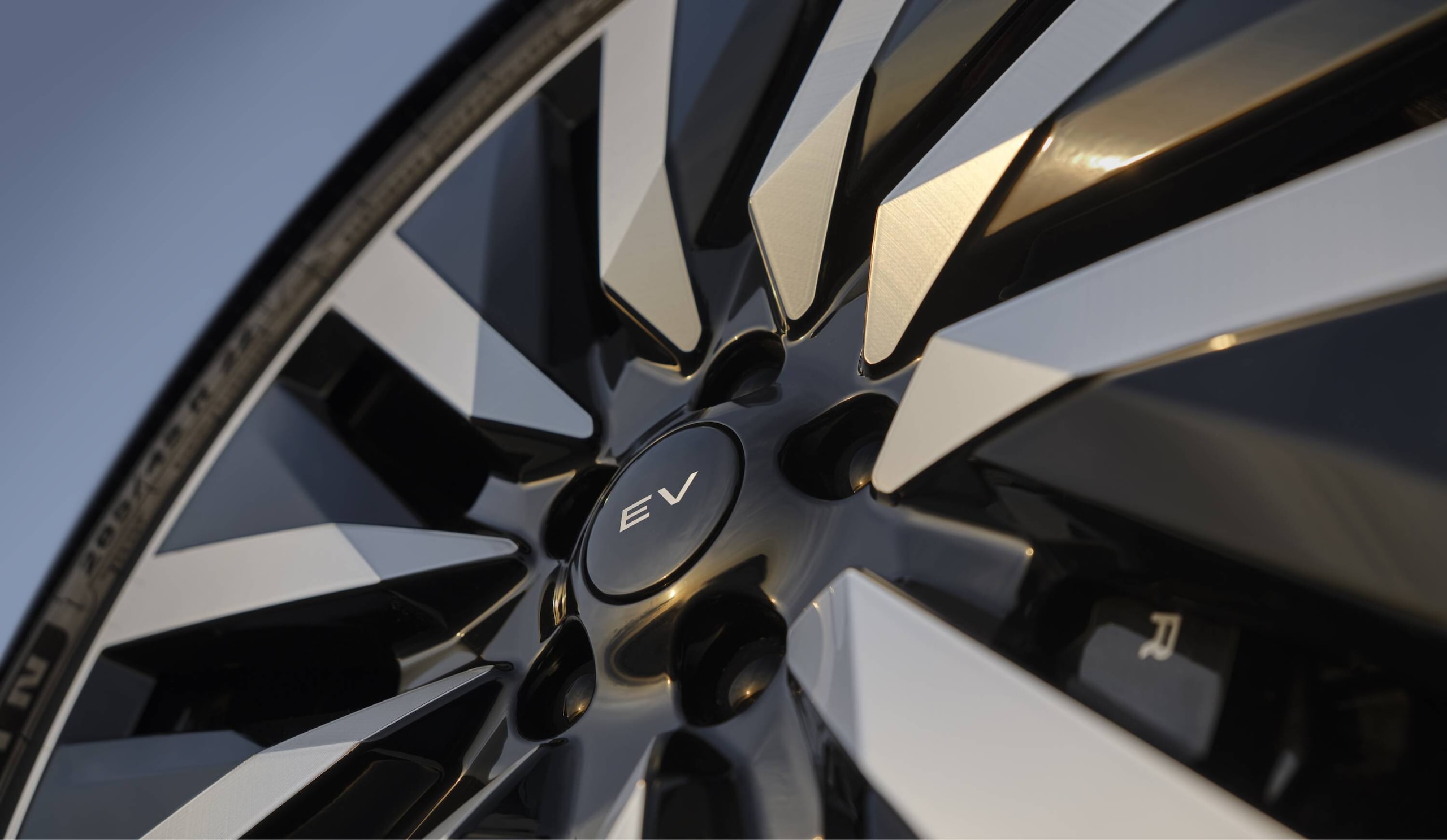 Range Rover Electric, lusso e potenza viaggiano in elettrico