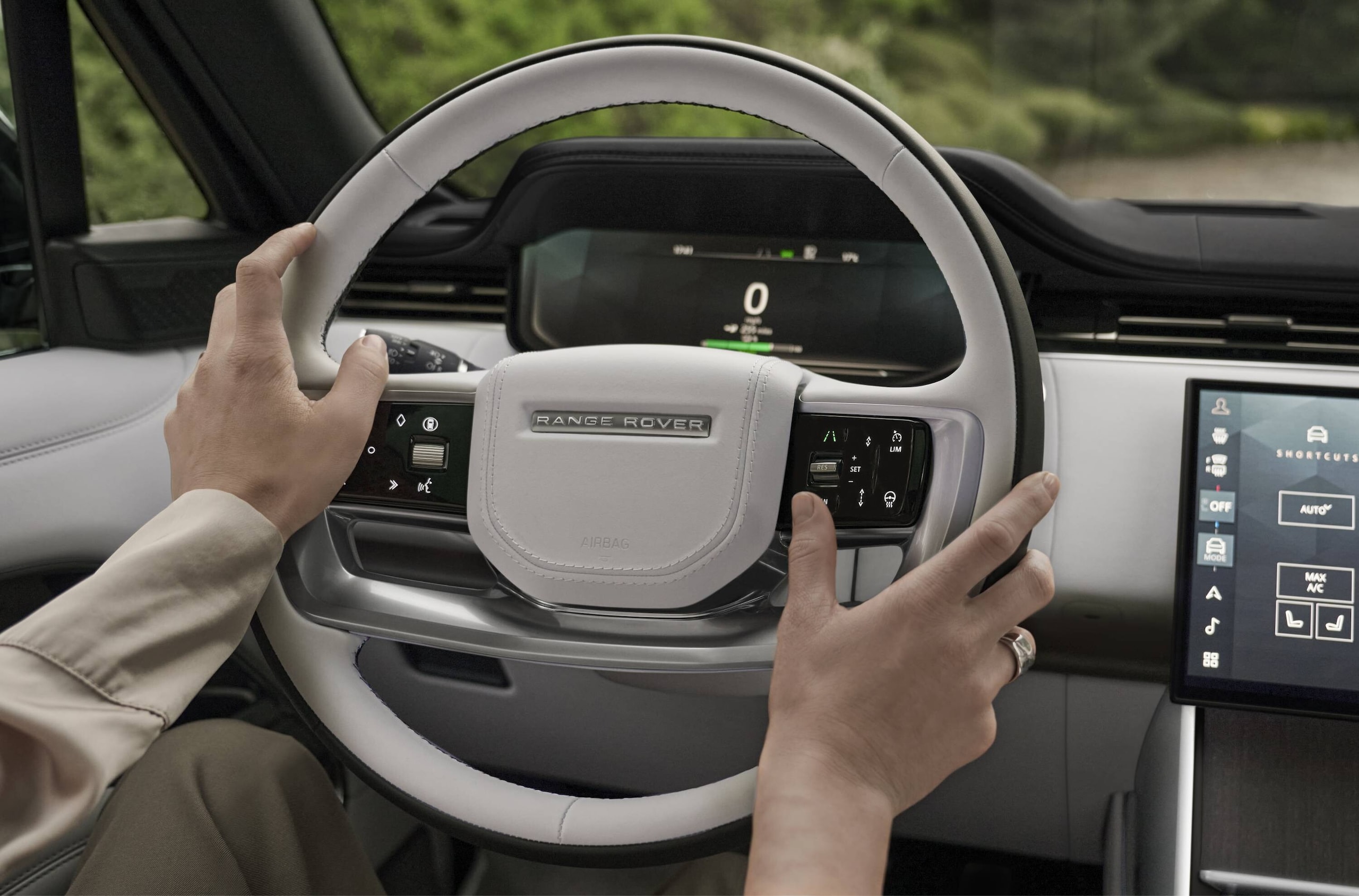 Range Rover Electric, lusso e potenza viaggiano in elettrico