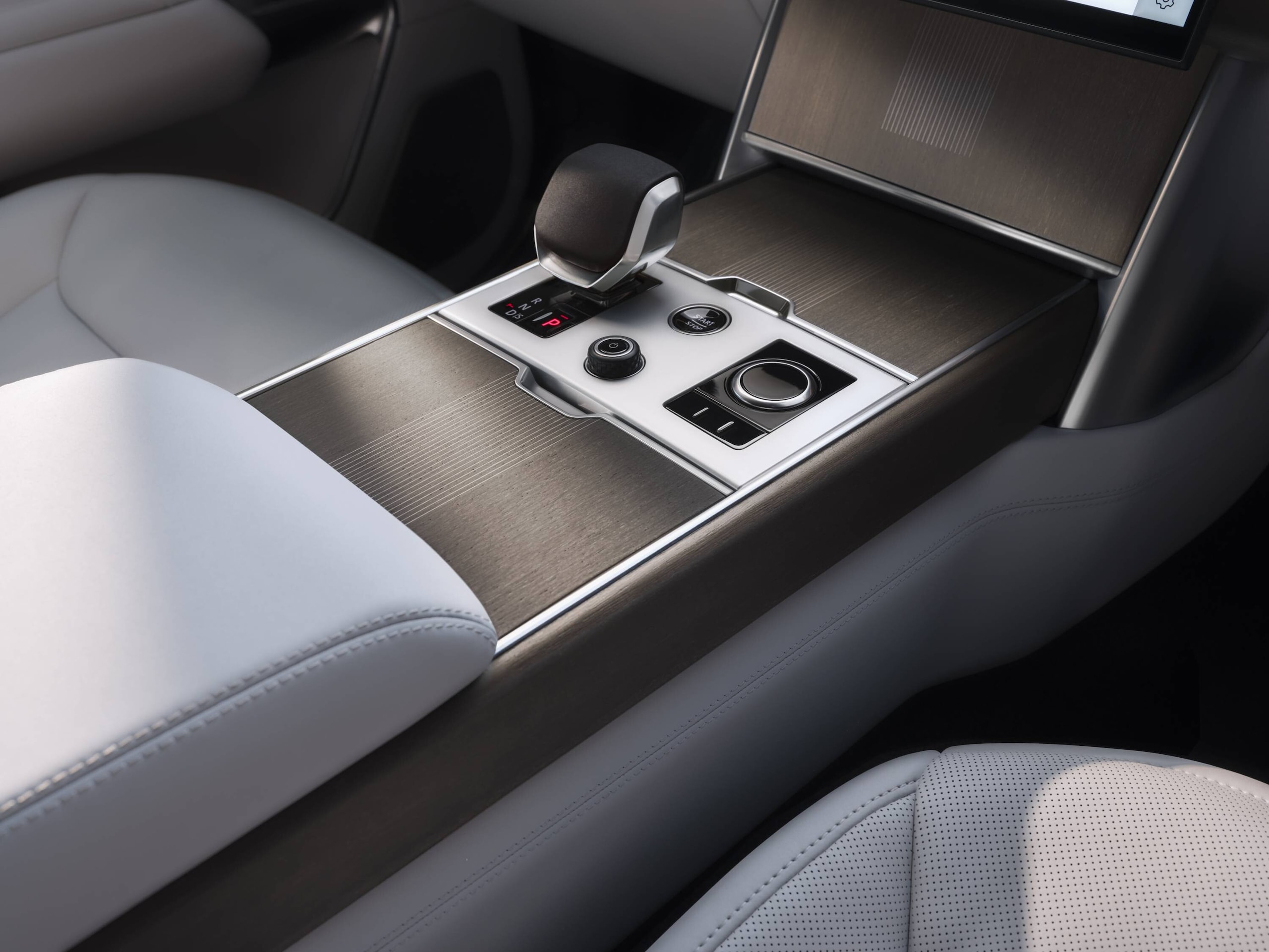 Range Rover Electric, lusso e potenza viaggiano in elettrico