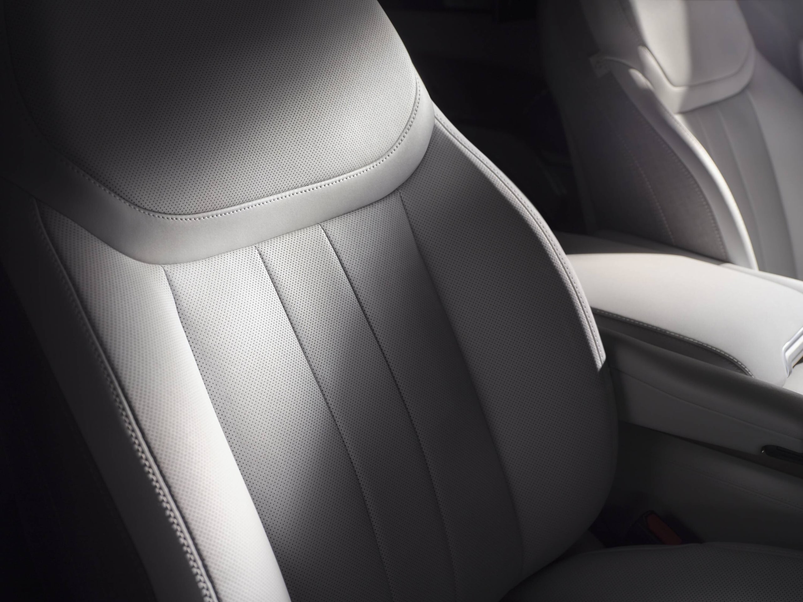 Range Rover Electric, lusso e potenza viaggiano in elettrico