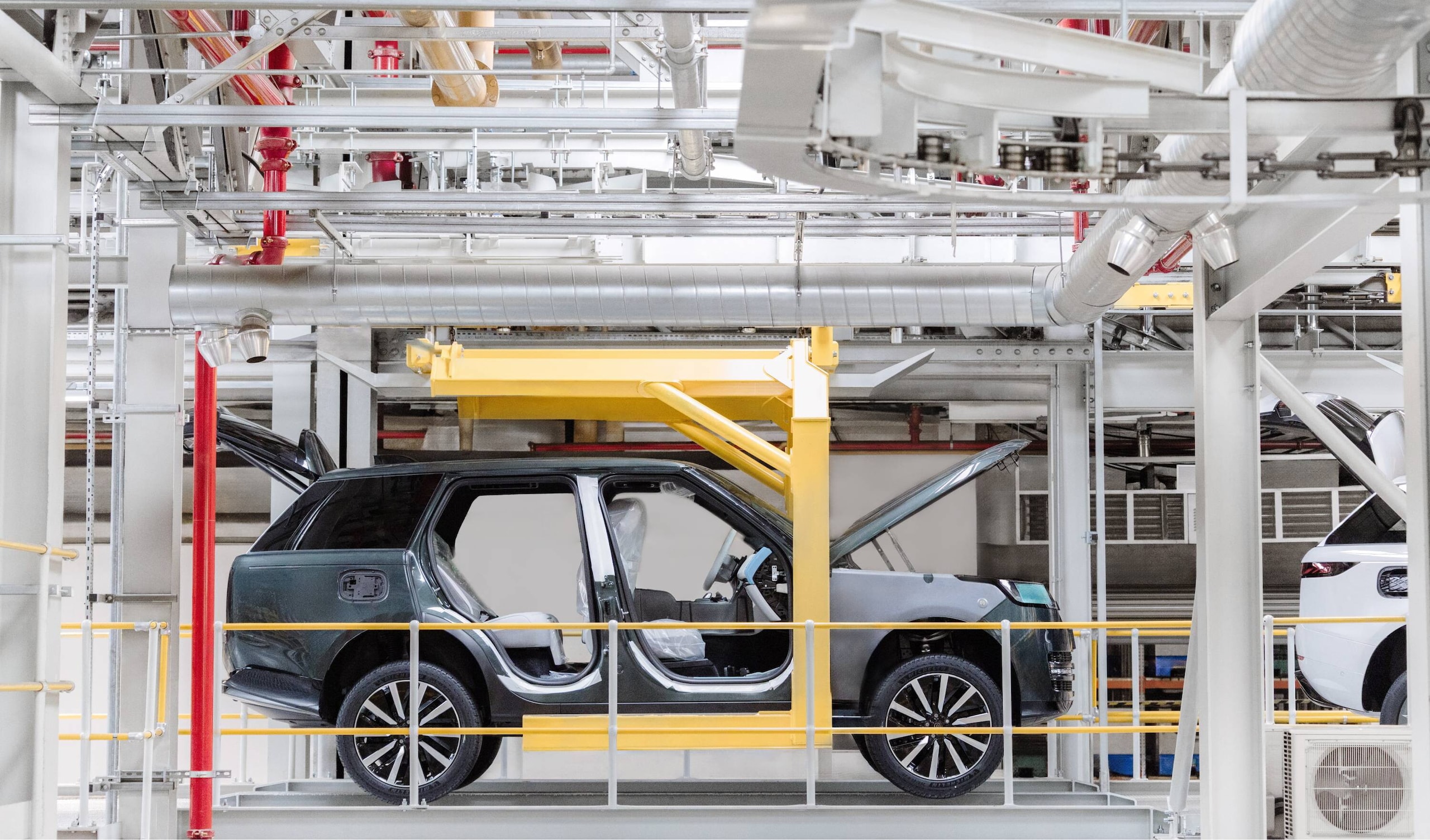 Range Rover Electric, lusso e potenza viaggiano in elettrico