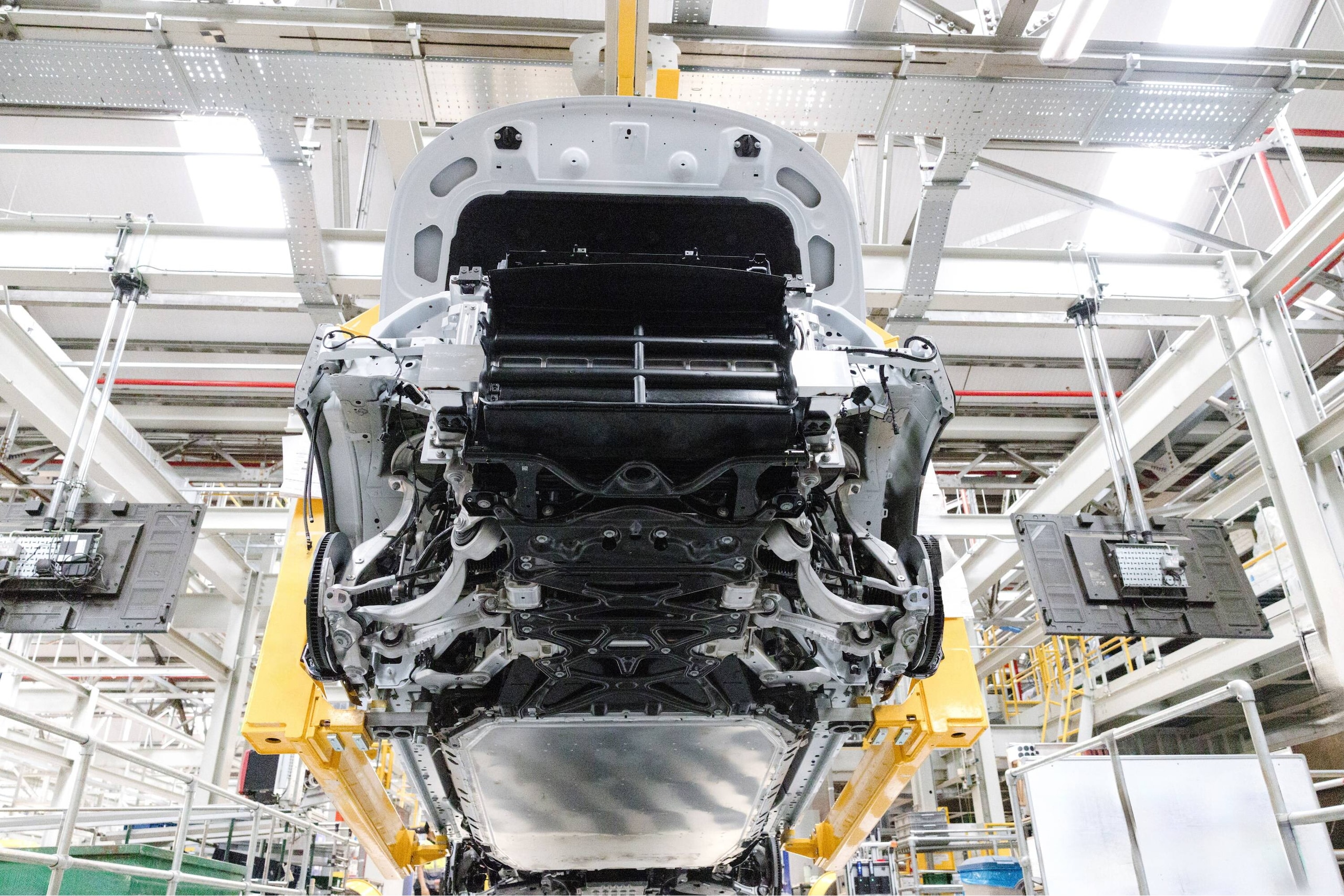 Range Rover Electric, lusso e potenza viaggiano in elettrico